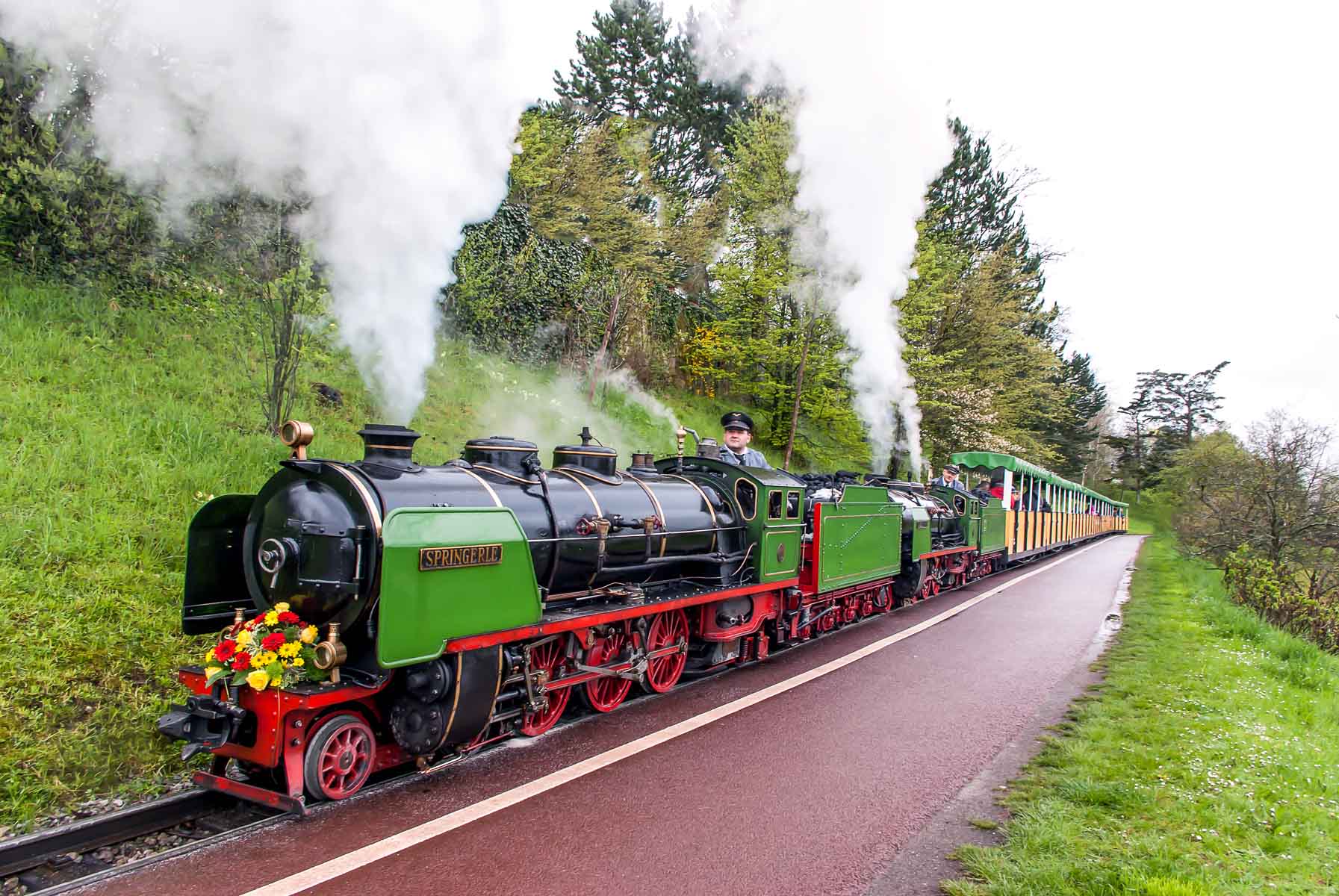 Dampflok Springerle mit Blumenschmuck an der Front