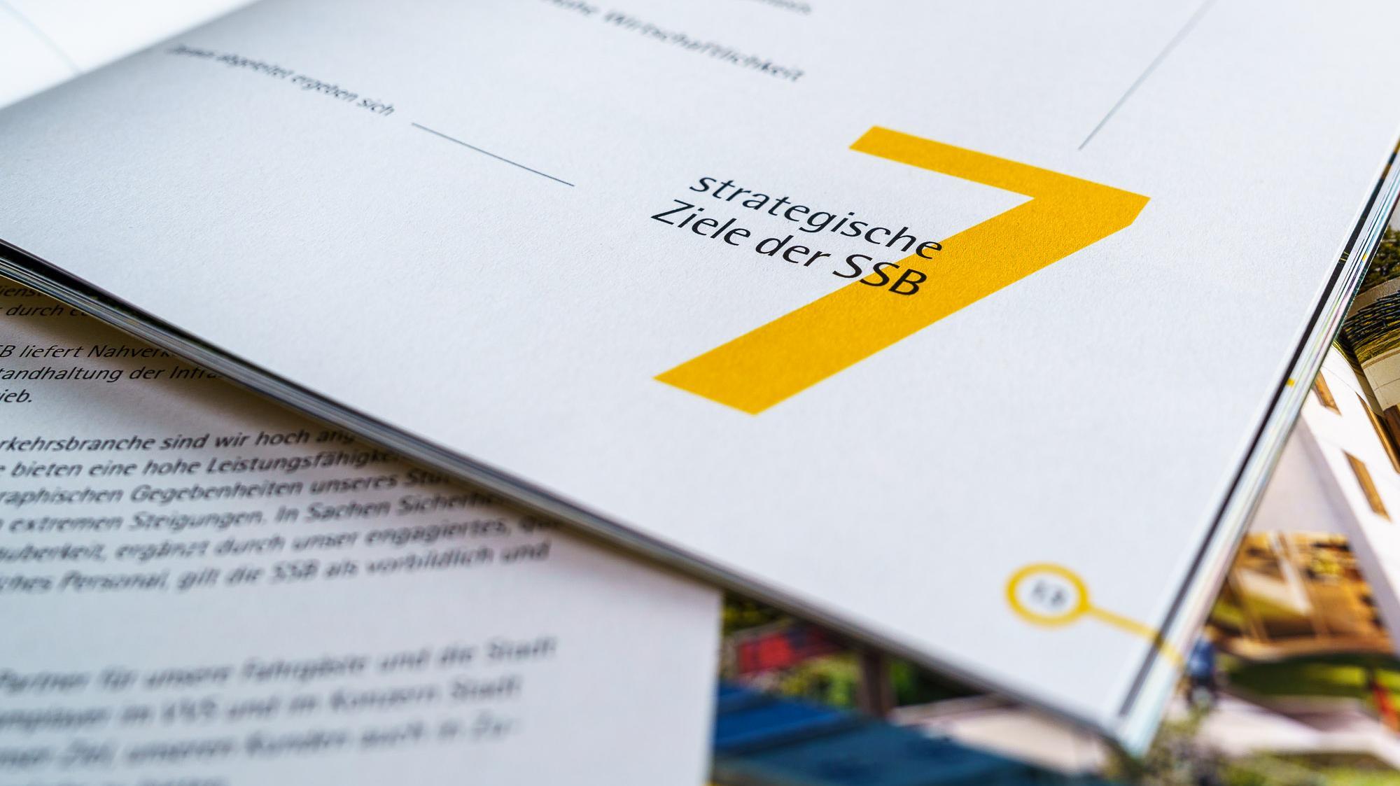 Eine aufgeklappte Broschüre.