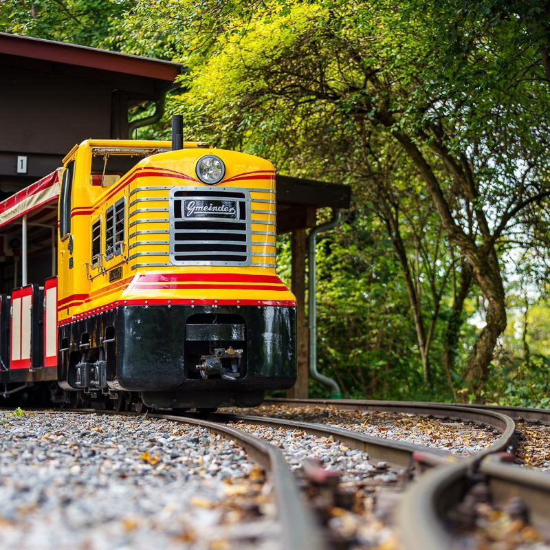 Der Blitzschwoab der Killesbergbahn steht vor dem Lokschuppen.