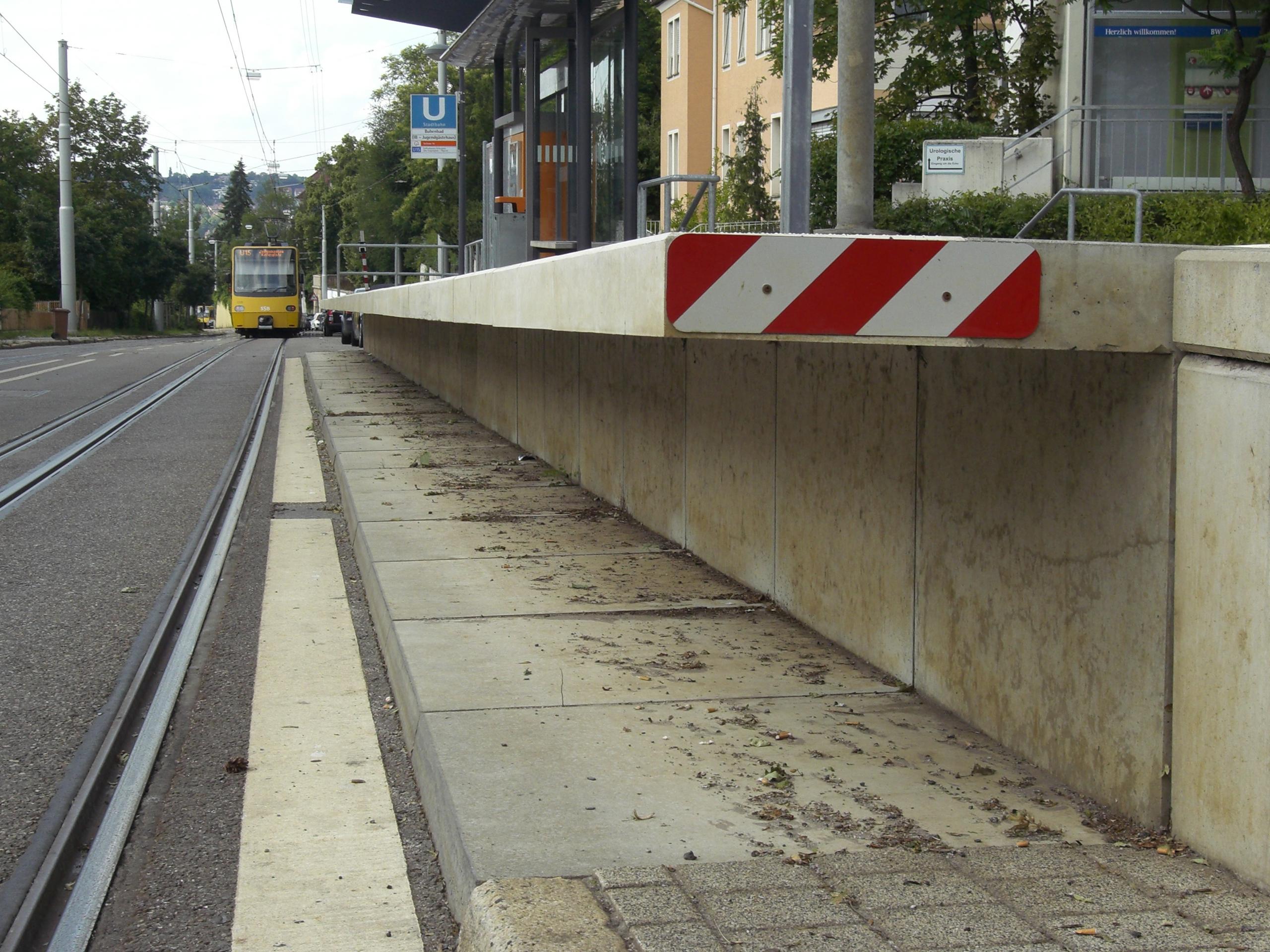 Sicherheitsraum unterhalb eines Hochbahnsteigs von der Seite fotografiert