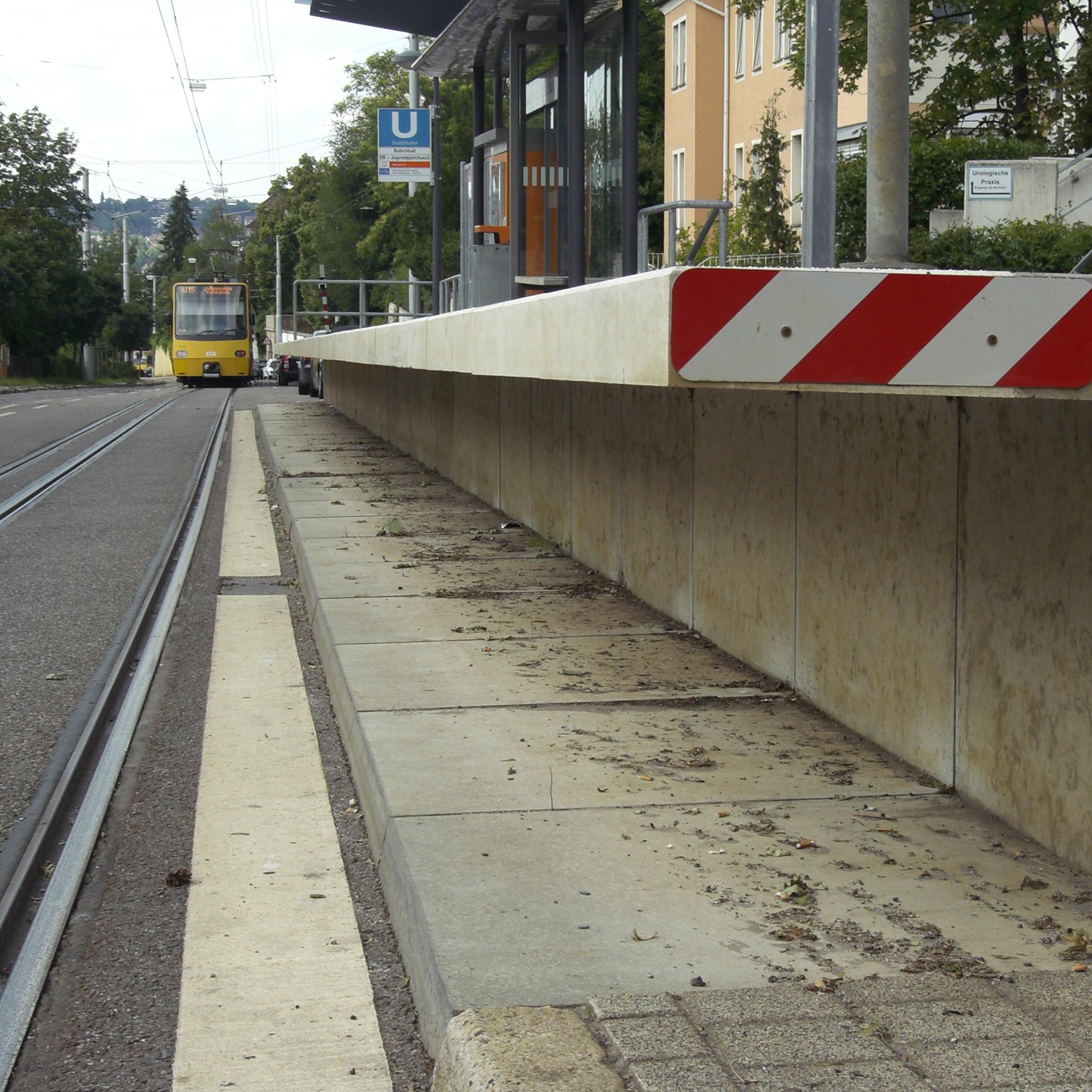 Sicherheitsraum unterhalb eines Hochbahnsteigs von der Seite fotografiert