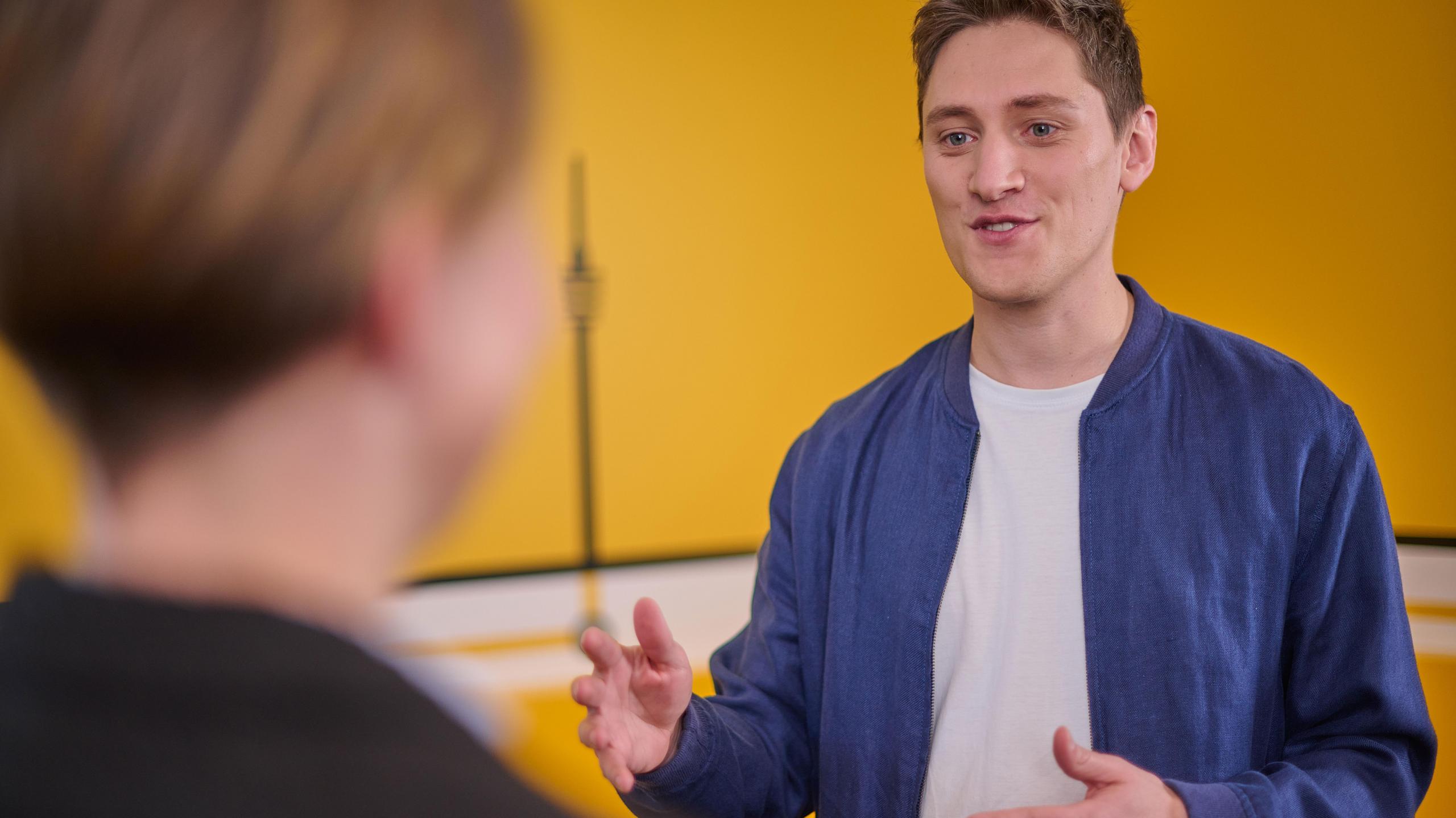 Ein Werkstudent redet mit einer Personalreferentin.
