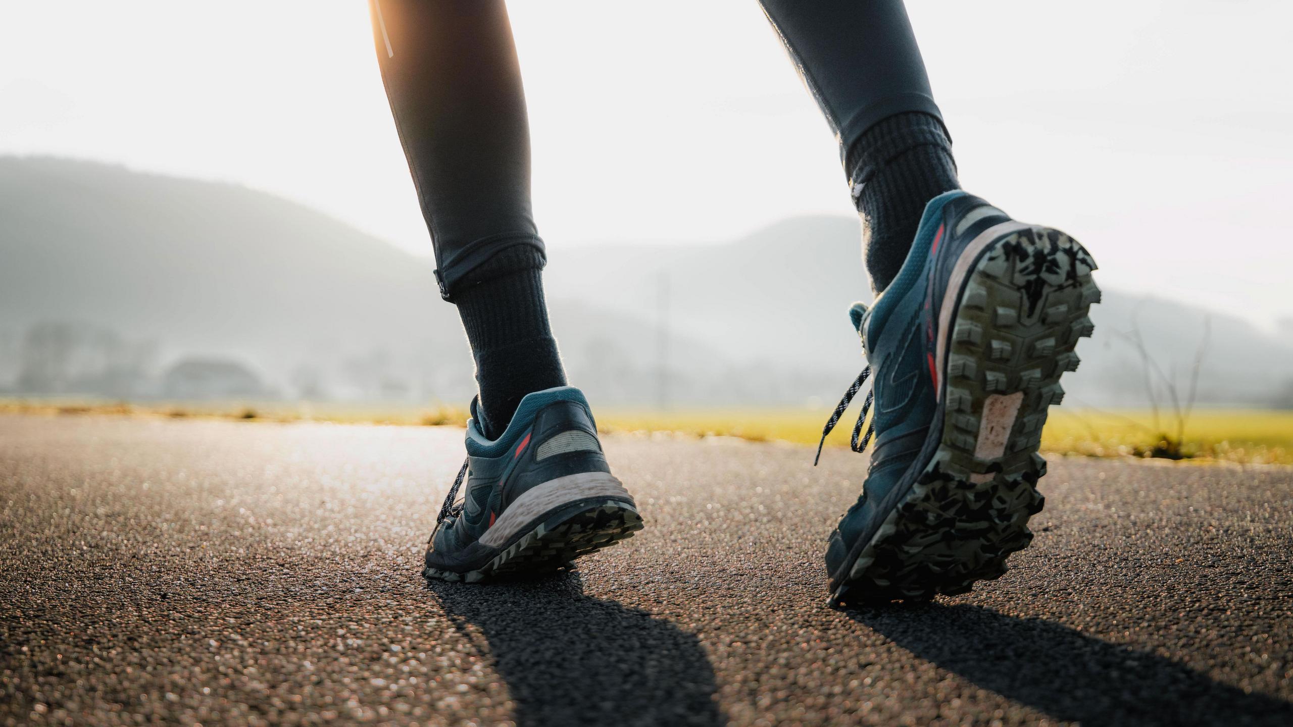 Zwei Sportschuhe einer laufenden Person.