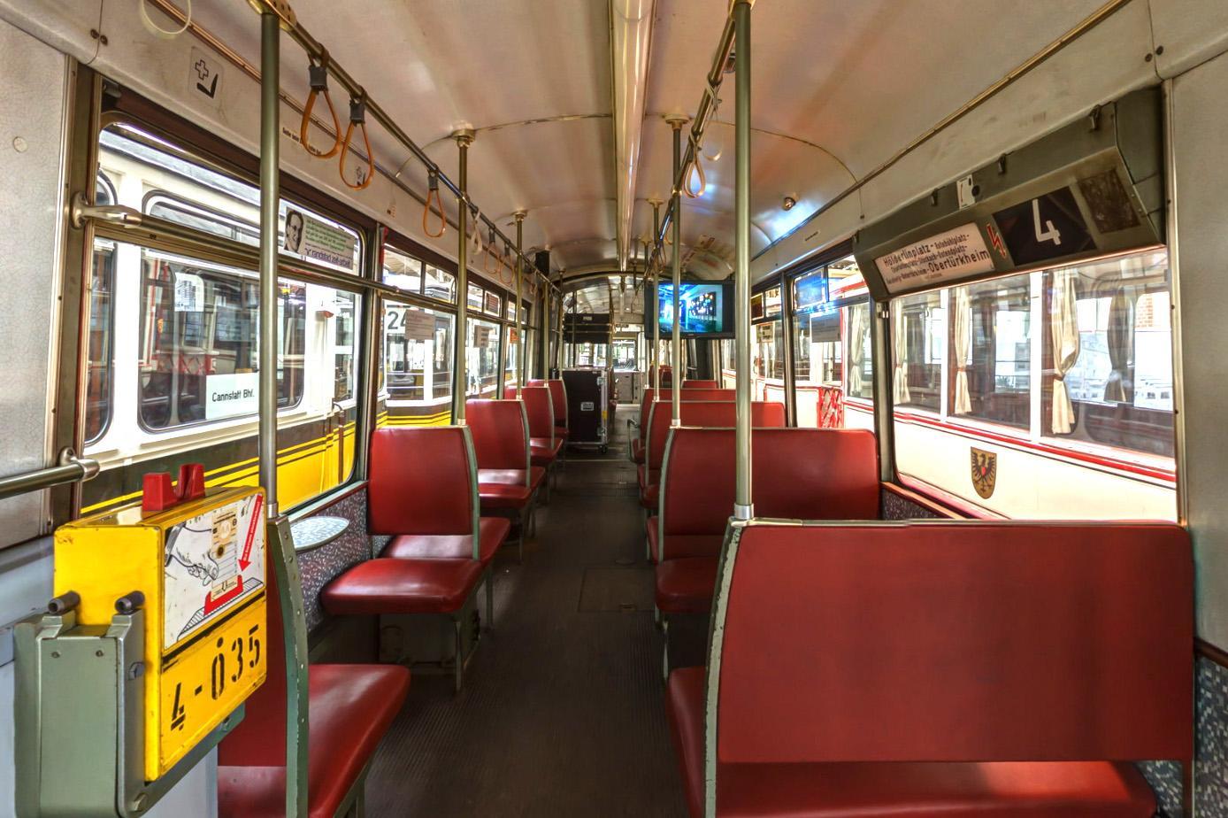 Der Fahrgastraum einer alten Straßenbahn.
