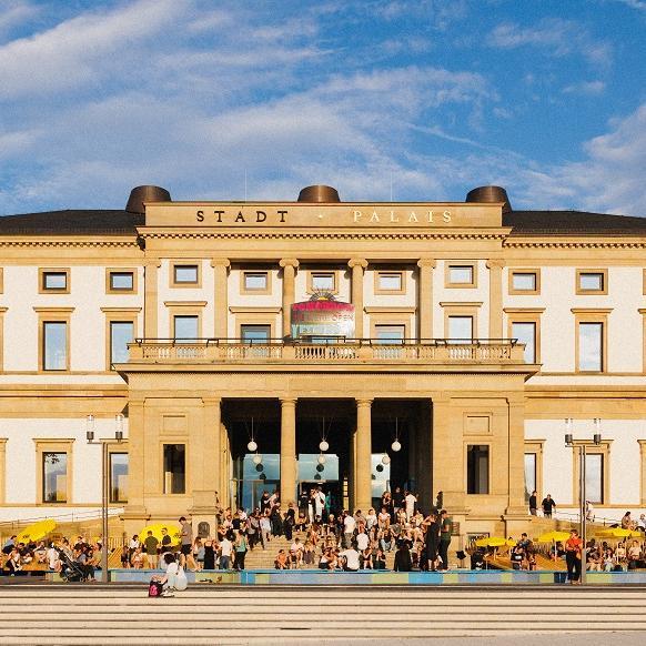 Zahlreiche Teilnehmer von Stuttgart am Meer vor dem StadtPalais in Stuttgart.