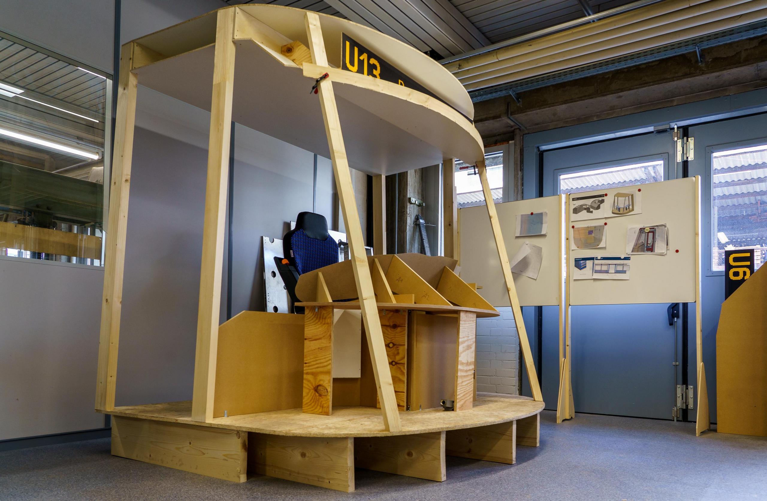 Die Stadtbahnfront als Holzkonstruktion.