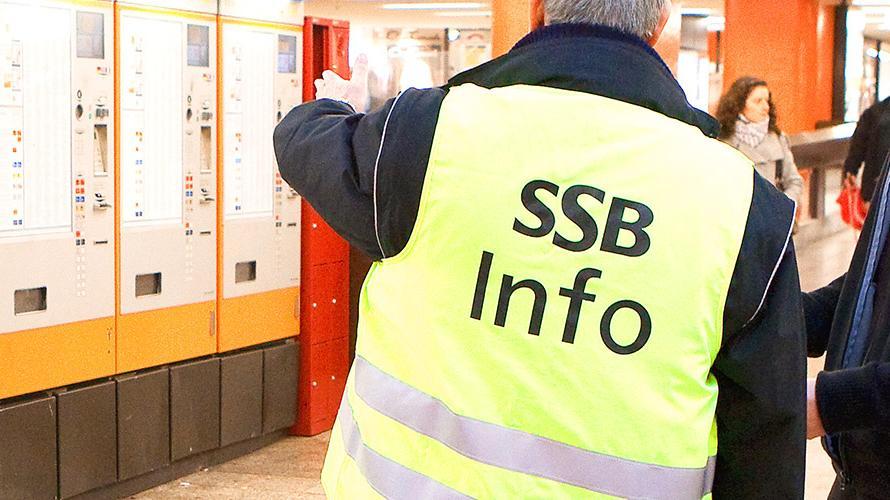 Nachaufnahme der Weste eines SSB-Info-Mitarbeitenden.