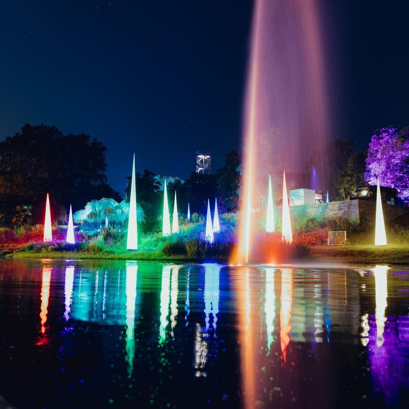 Eine Lichtinstallation des  Stadtwerke Stuttgart Lichterfestival spiegelt sich im Wasser.
