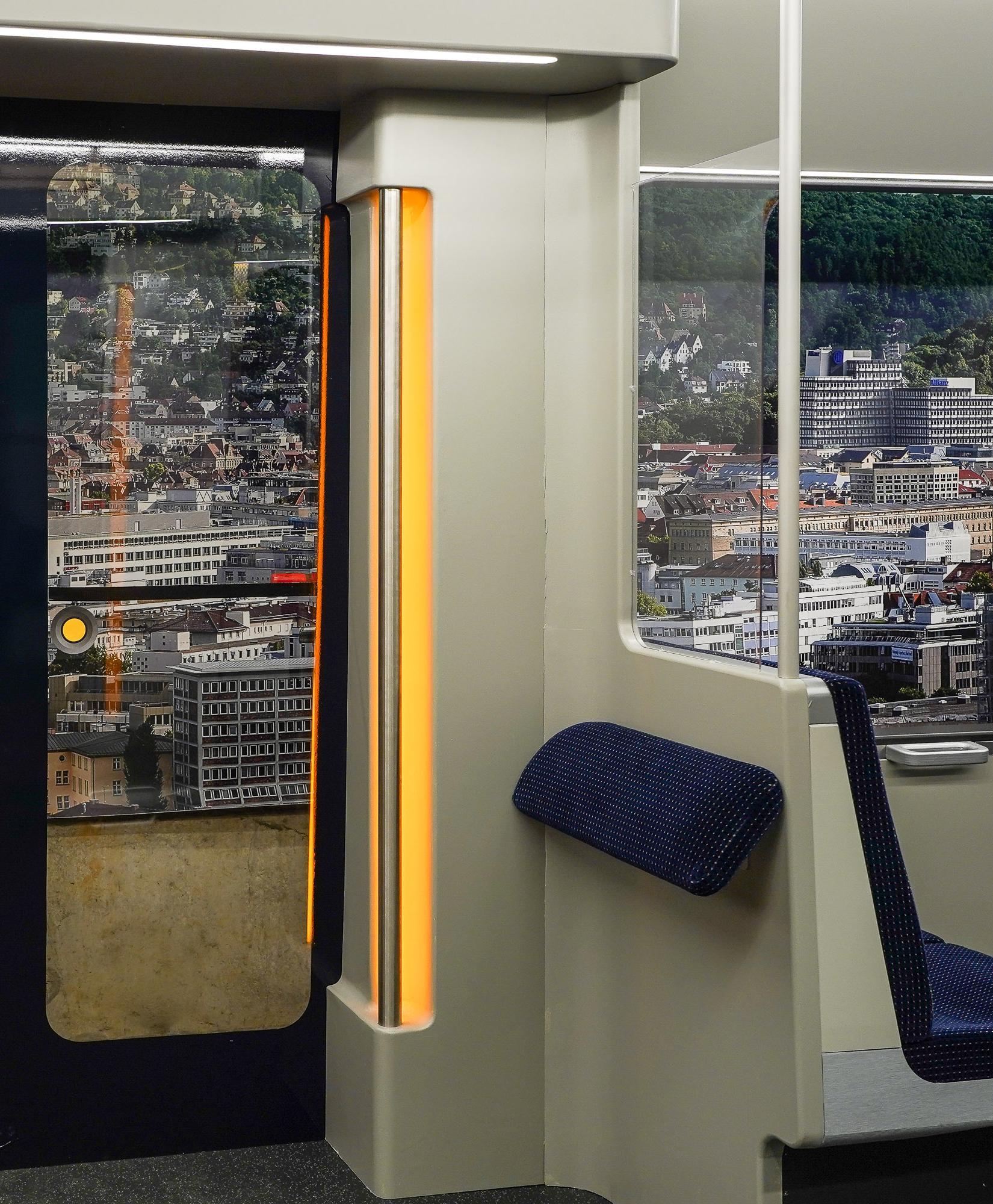 Haltestange und Anlehnfläche im Fahrgastraum der Stadtbahn.