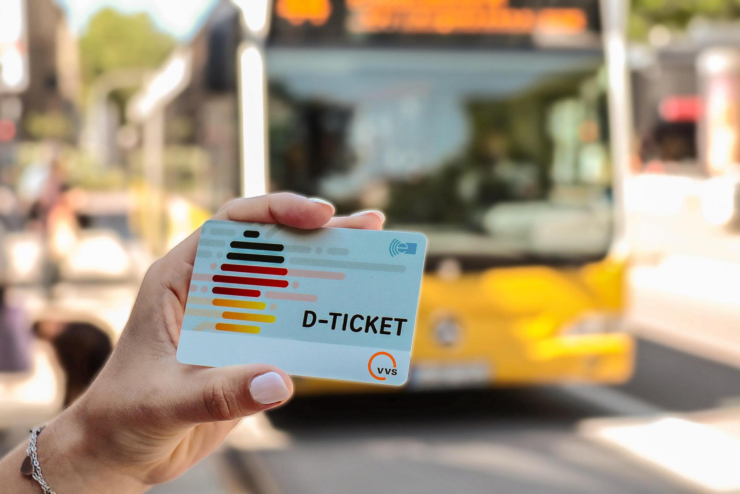 DeutschlandTicket-Karte vor einem SSB-Bus.