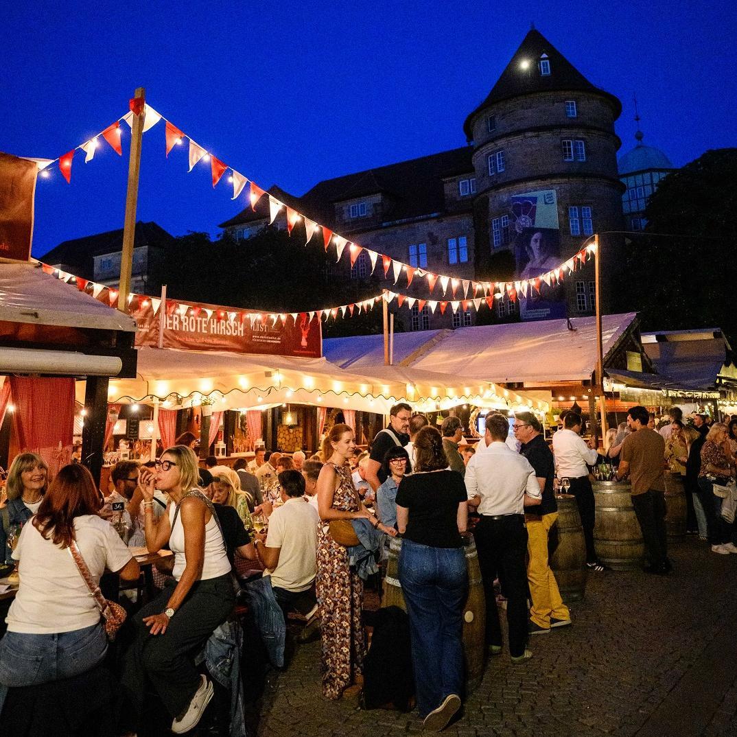 Das Weindorf in Stuttgart vor dem alten Schloss.