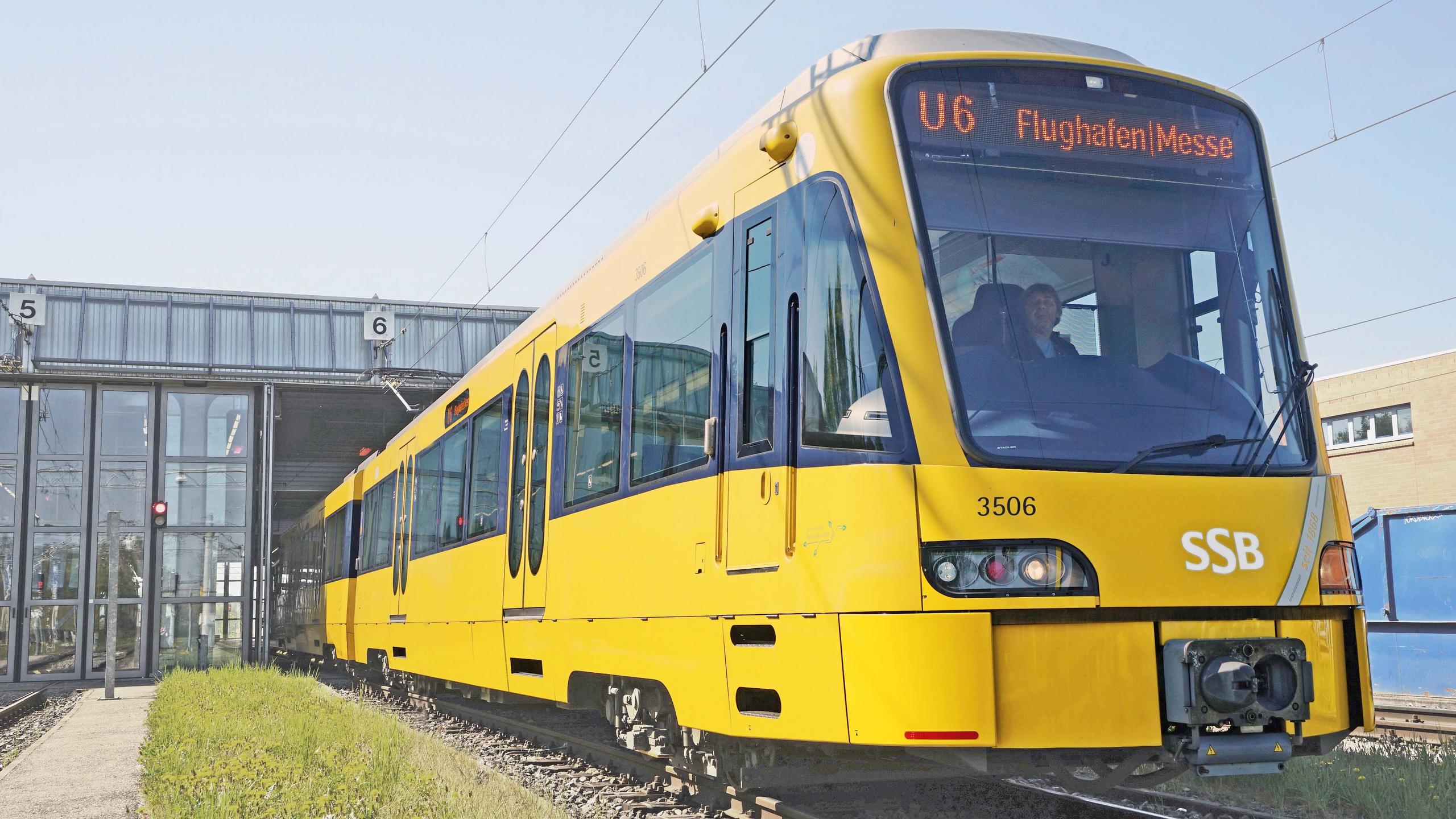 Gelbe DT 8.12 Stadtbahn vor dem Depot