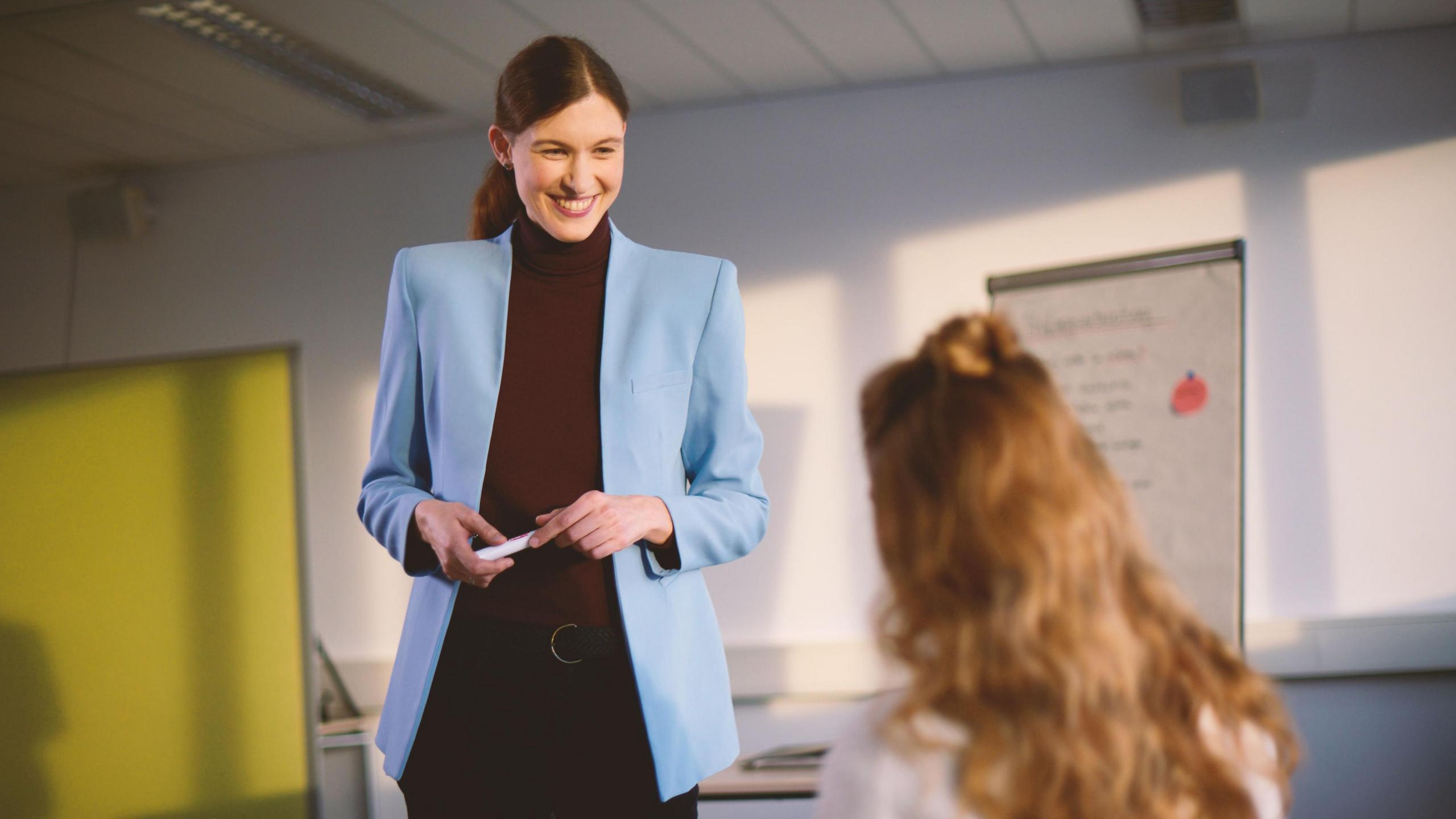 Eine Personalreferentin berät eine junge Frau.