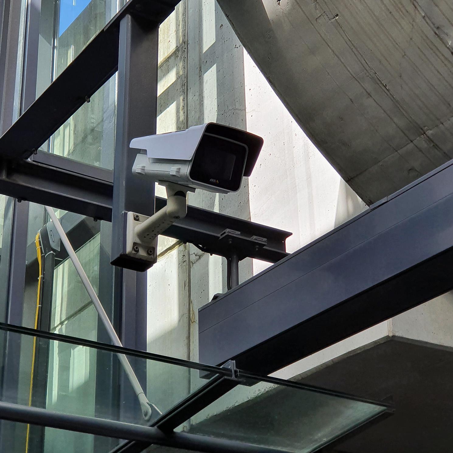 Überwachungskamera an einer Haltestelle