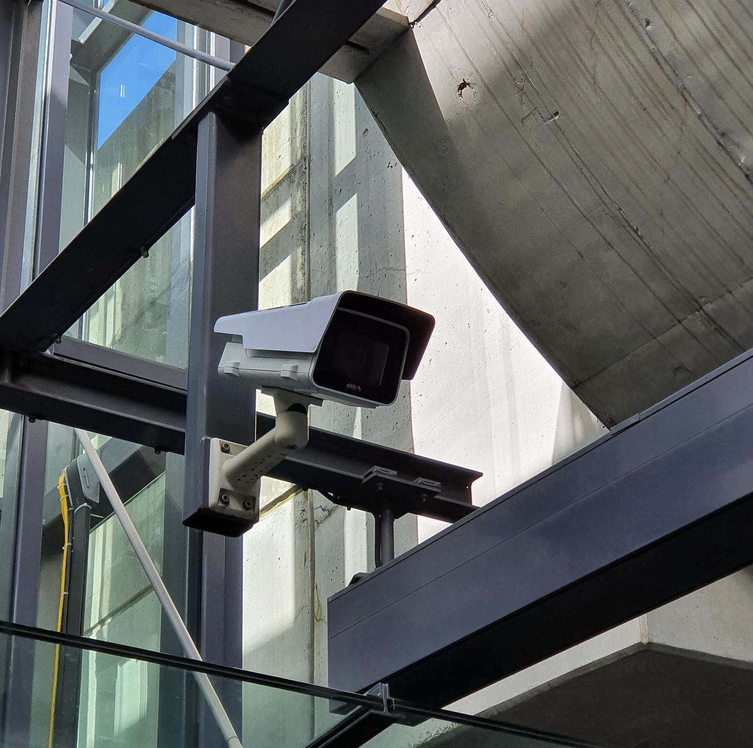 Überwachungskamera an einer Haltestelle