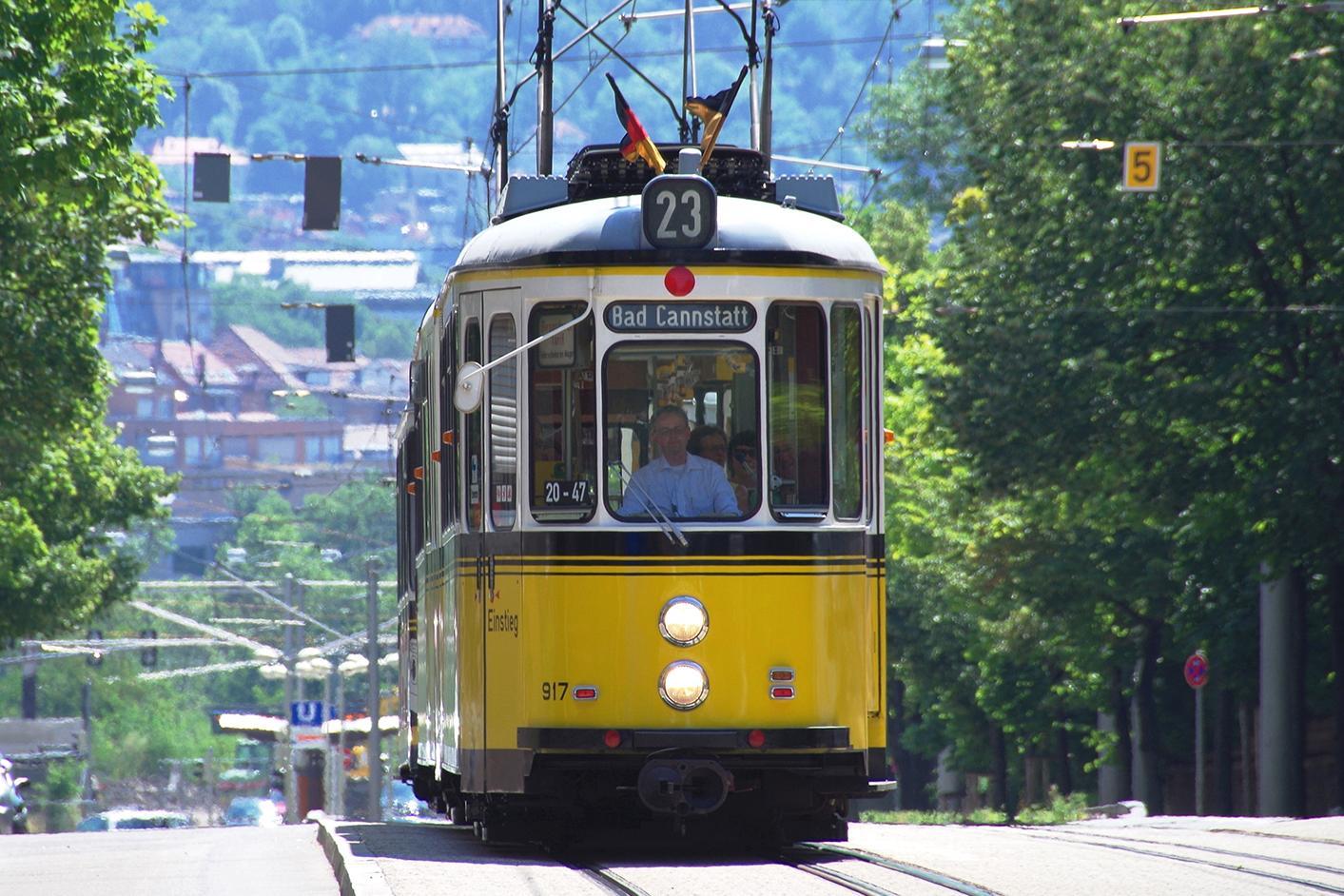Eine alte Straßenbahn fährt als Oldtimerlinie 23.