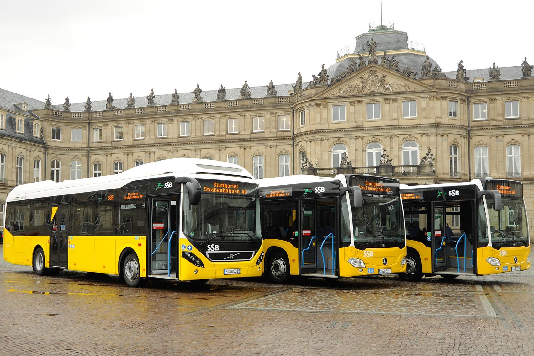 Drei verschiedene Busse stehen auf dem Schlossplatz vor dem Neuen Schloss.