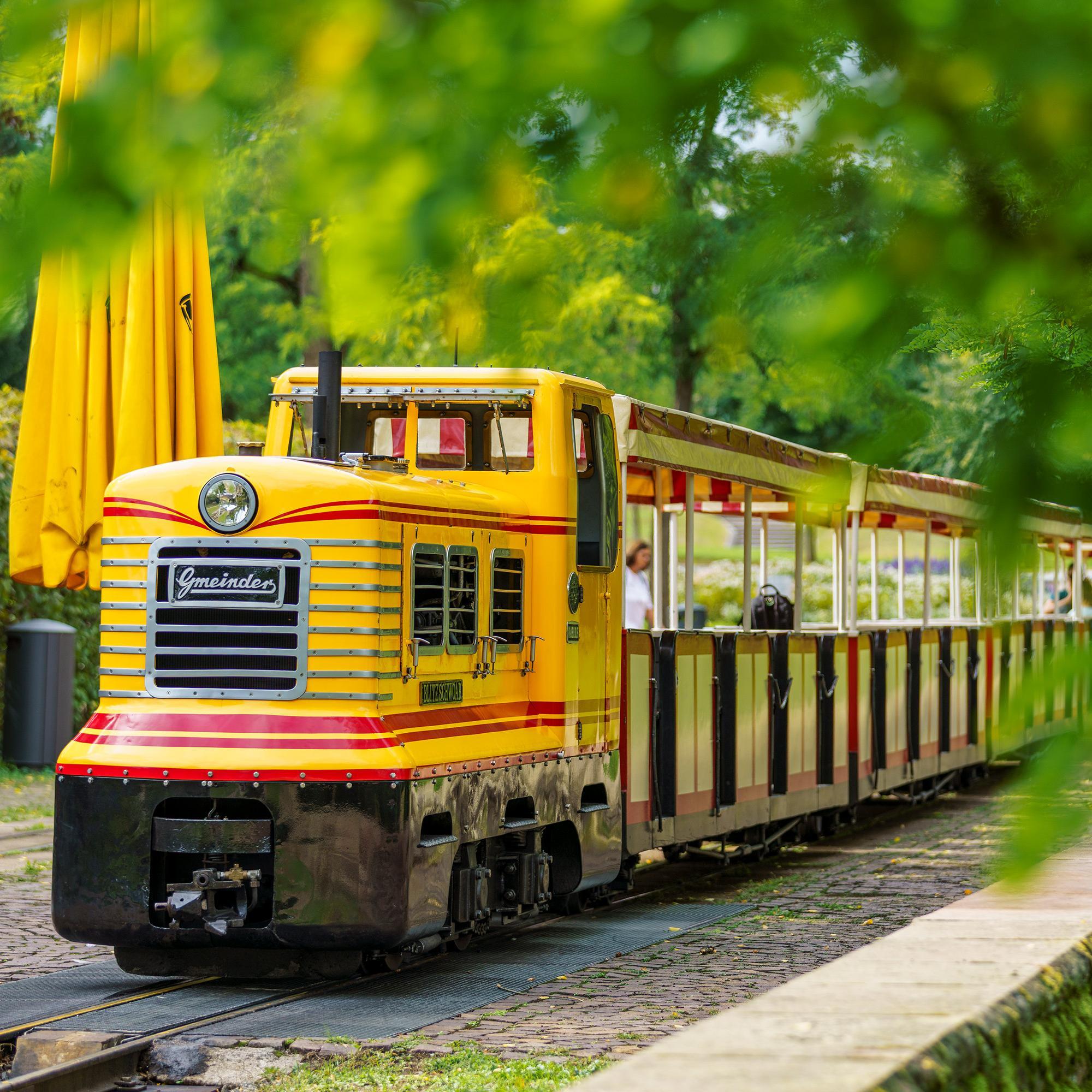 Die gelbe Diesellok Blitzschwoab steht am Bahnhof.