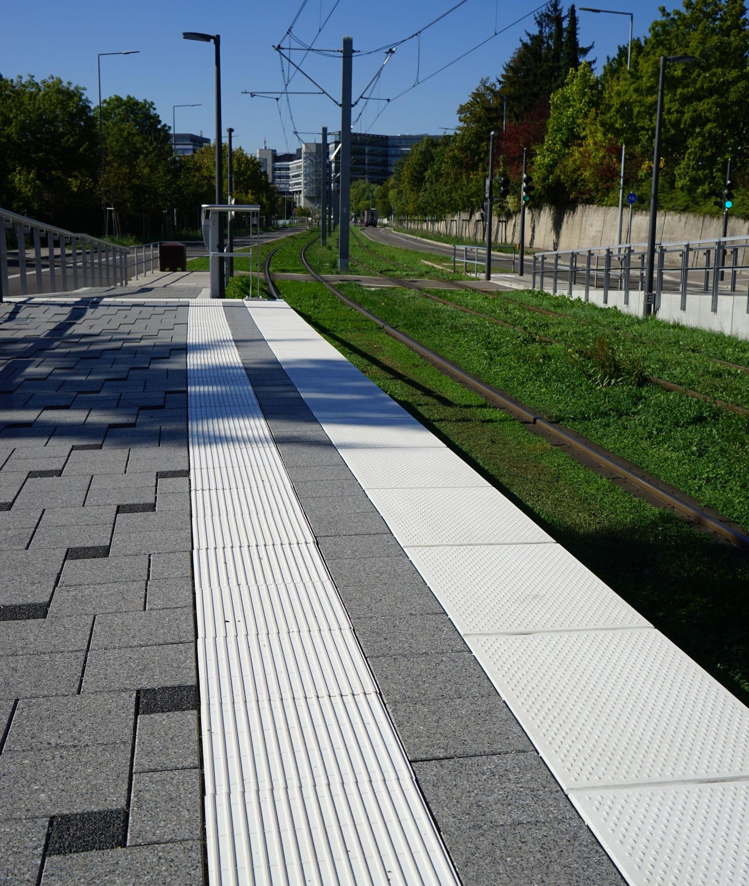 Sicherheitsstreifen an einer Haltestelle