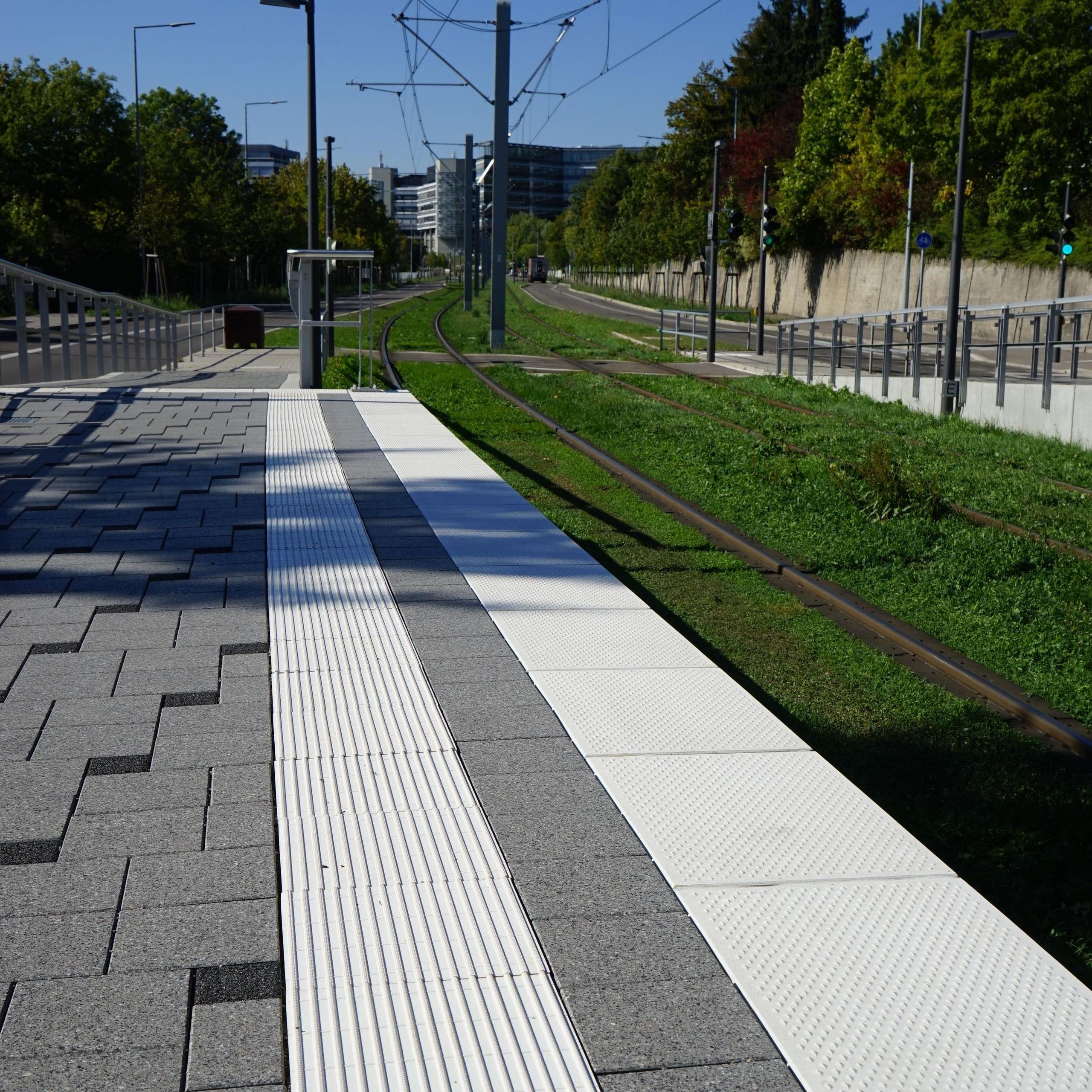 Sicherheitsstreifen an einer Haltestelle