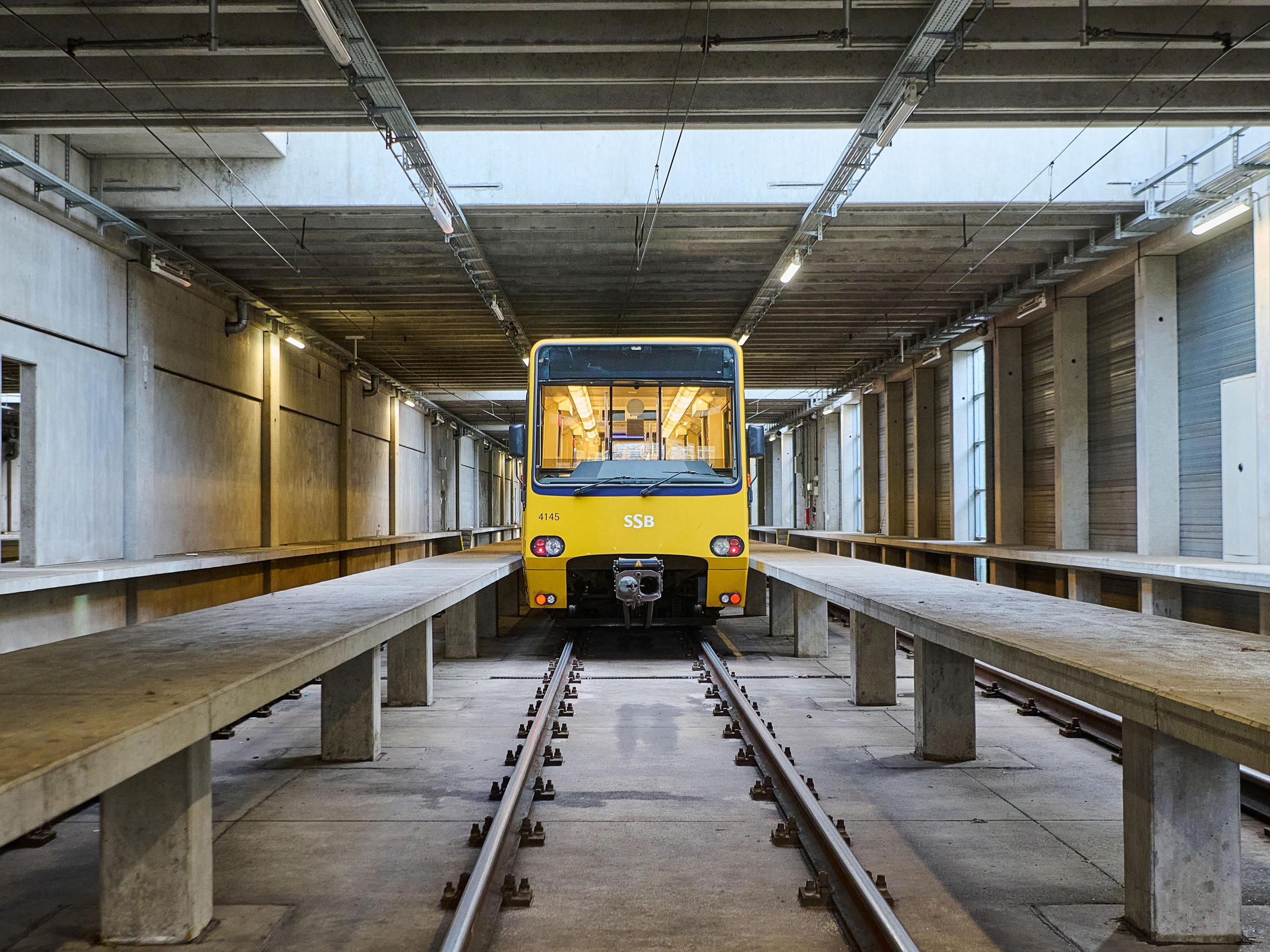 Eine einzelne Stadtbahn steht in einem ansonsten leeren Stadtbahndepot.