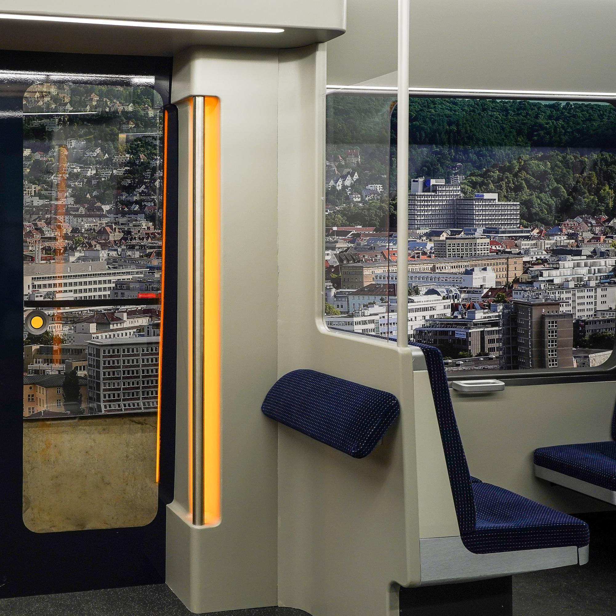 Haltestange und Anlehnfläche im Fahrgastraum der Stadtbahn.
