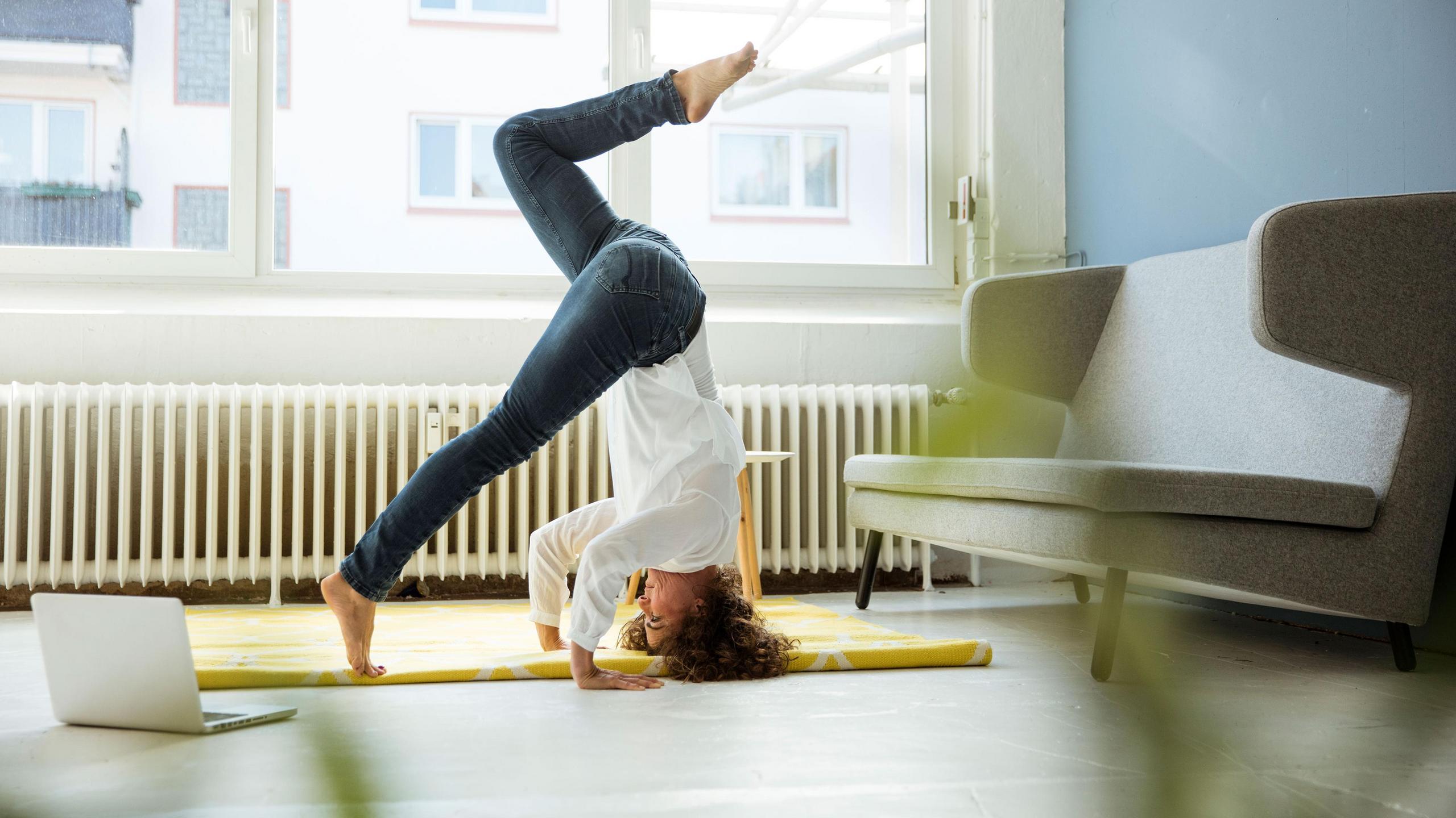 Eine Frau macht eine Yoga-Pose.