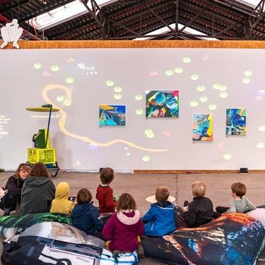 Im Kunstverein Wagenhalle betrachten Kinder die Bilder einer Ausstellung.