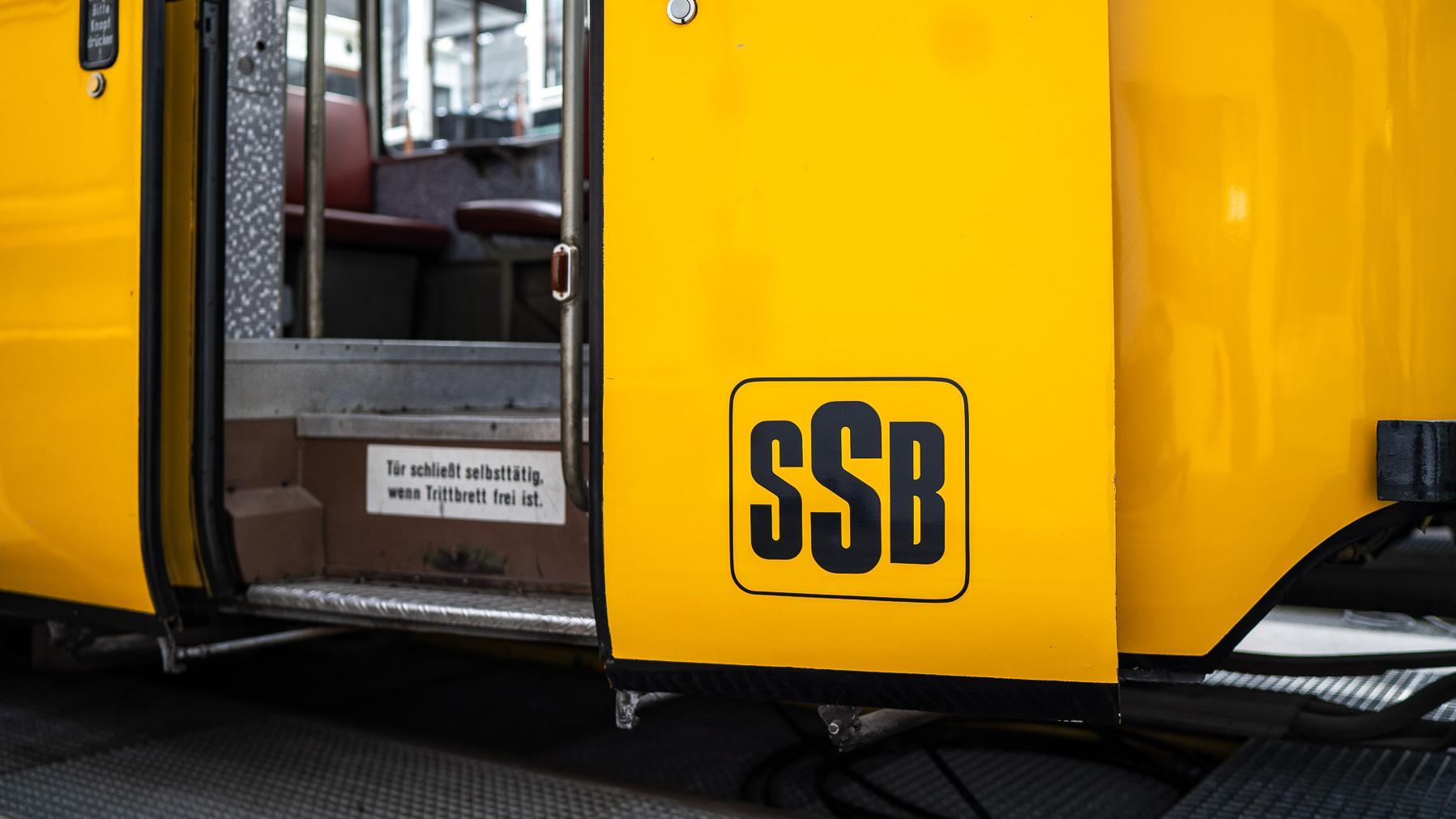Eine offene Tür einer alten Straßenbahn.