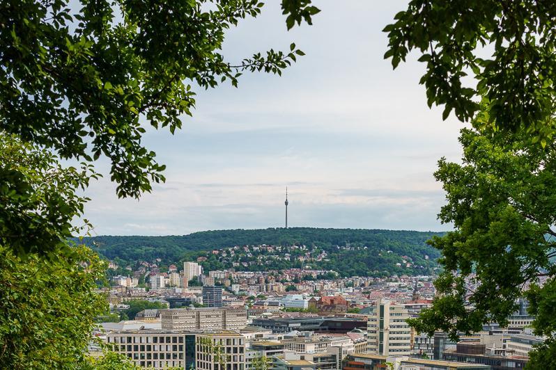 Ausblick auf Stuttgart mit Fernsehturm im Hintergrund von grün umrahmt.
