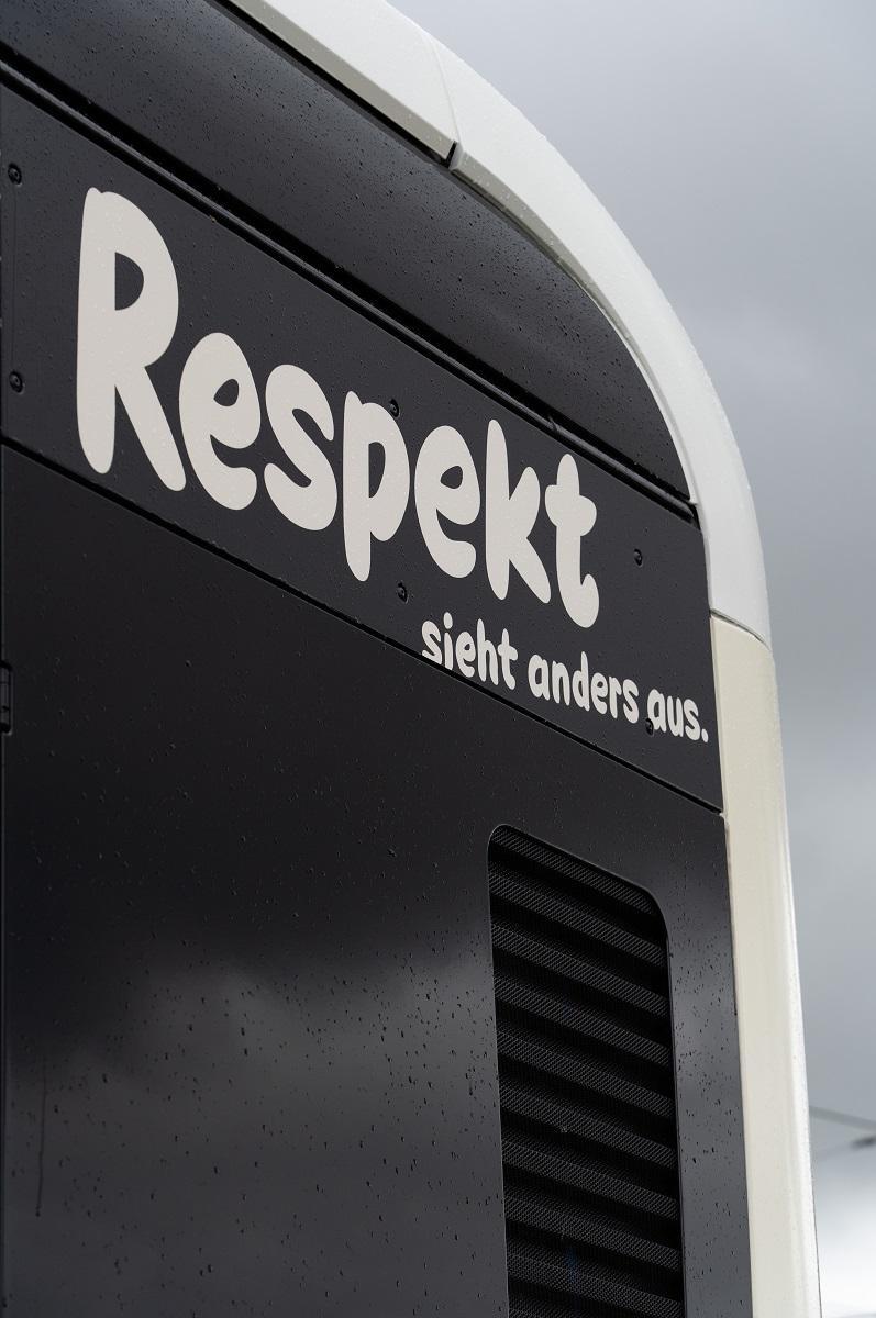 Detailaufnahme des Buses zur Respekt-Kampagne mit den Schriftzug Respekt sieht anders aus.