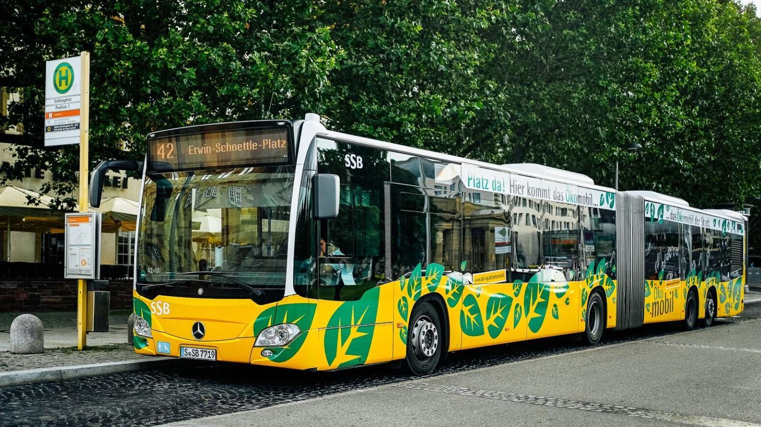 Ein Bus mit angeklebten grünen Blättern.