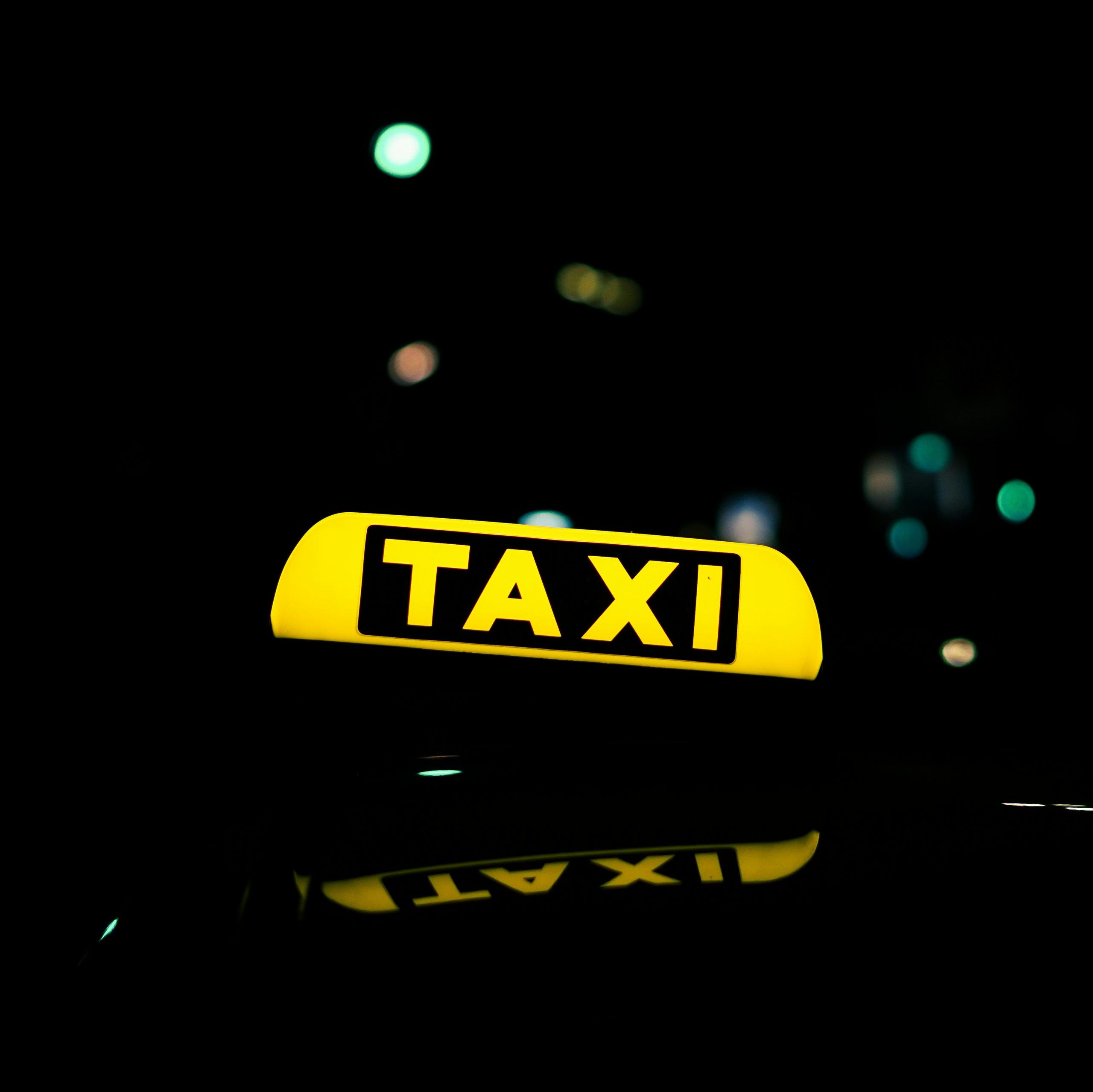 Taxi-Dachschild leuchtet im Dunkeln