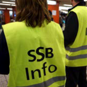 Infopersonal an der Haltestelle mit gelben Westen mit der Aufschrift "SSB Info"