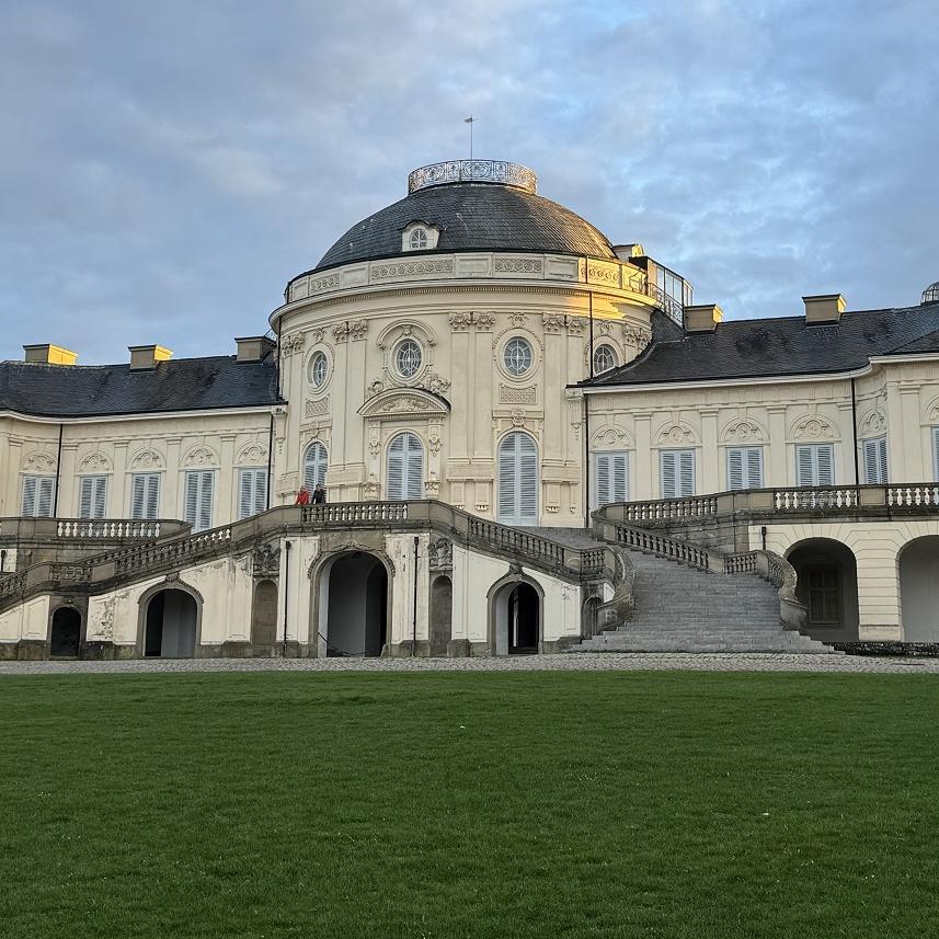 Schloss Solitude mit grünem Rasen im Vordergrund