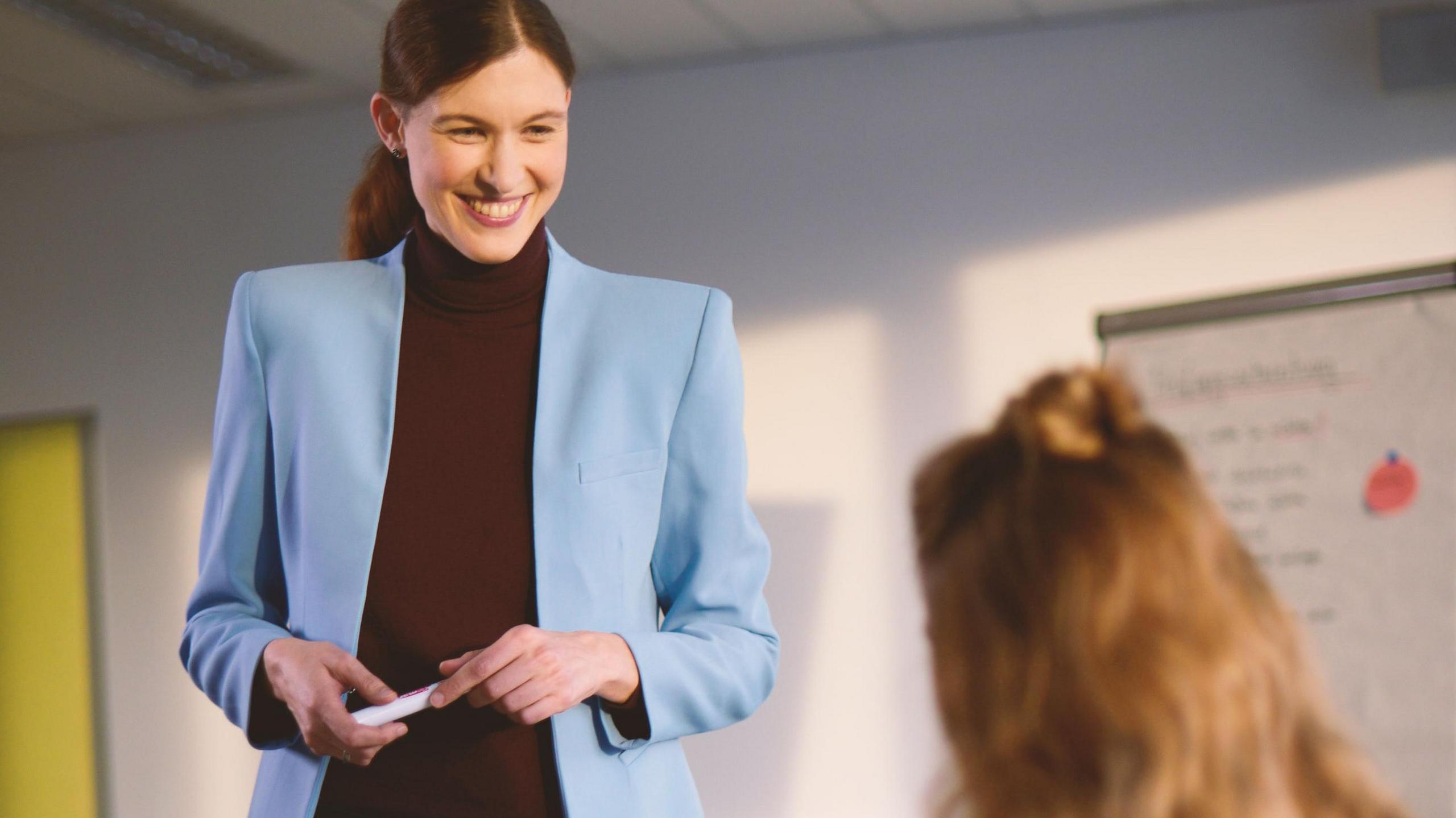 Eine Personalreferentin redet mit einer Auszubildenden.