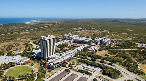 Luftaufnahme einer Kleinstadt in der Nähe vom Meer