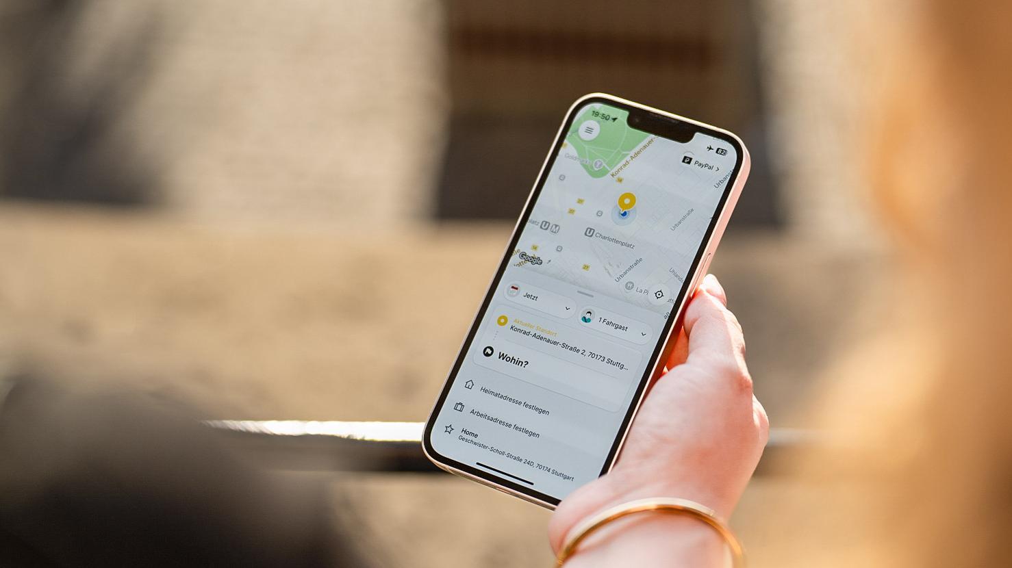 Eine Frau hält in ihrer Hand ein Smartphone, auf dem die SSB Flex App geöffnet ist.