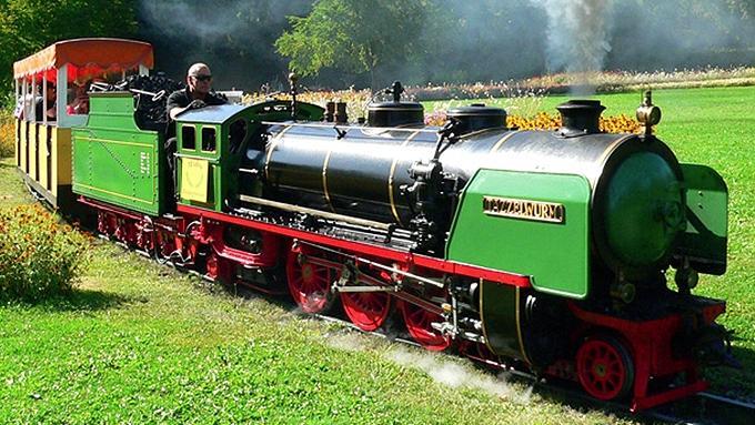 Der "Tazzelwurm" fährt mit Dampf über den Killesbergpark. 