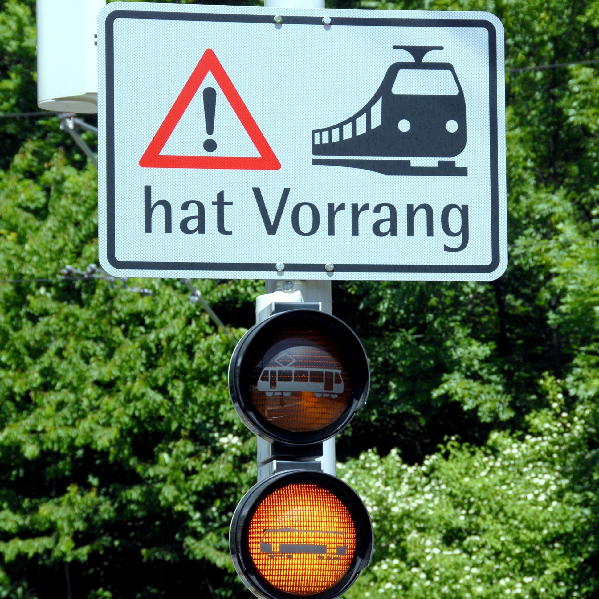 Blinklicht an der Haltestelle leuchtet