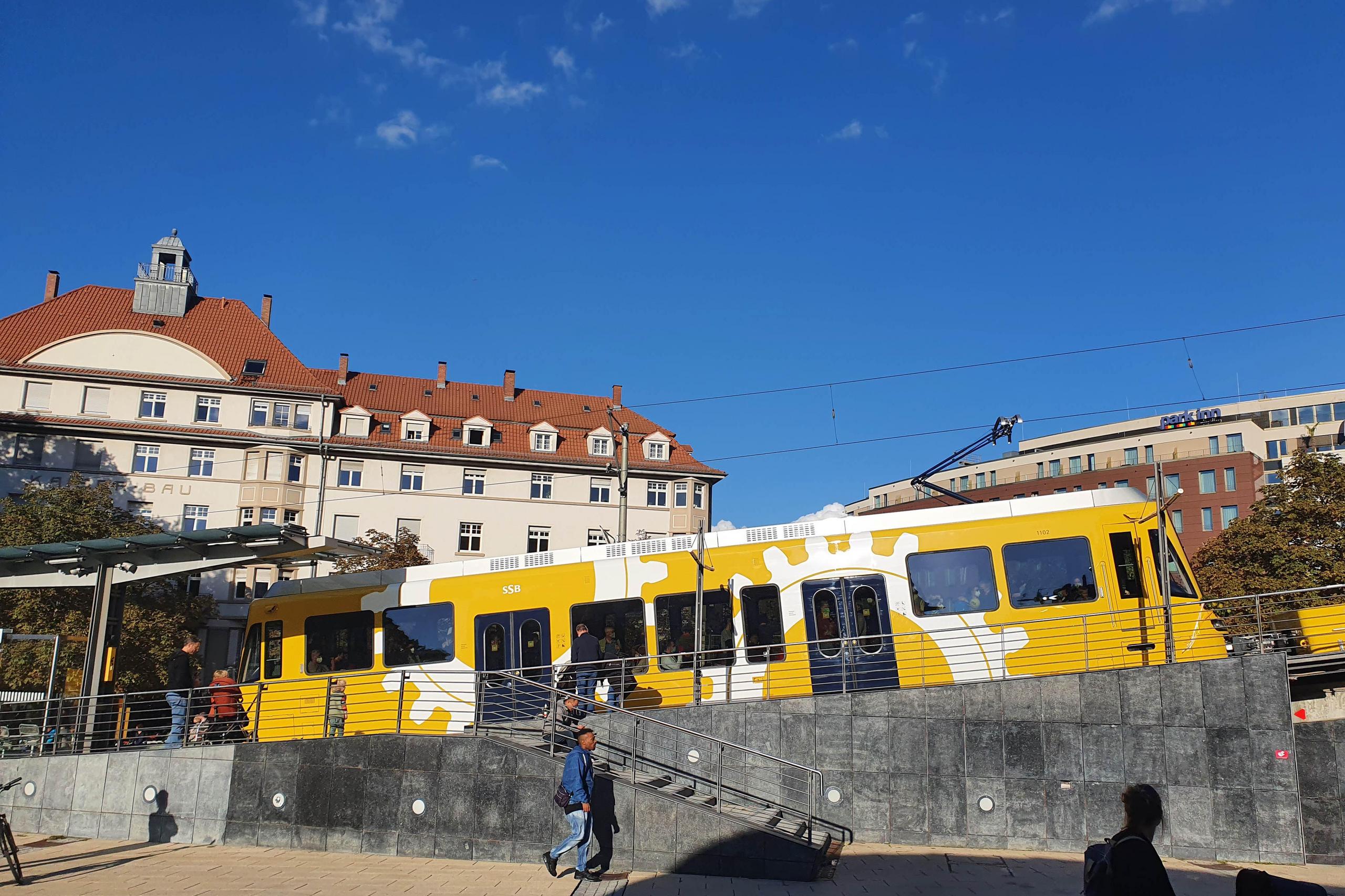 Eine Zahnradbahn steht an der Haltestelle Marienplatz. 