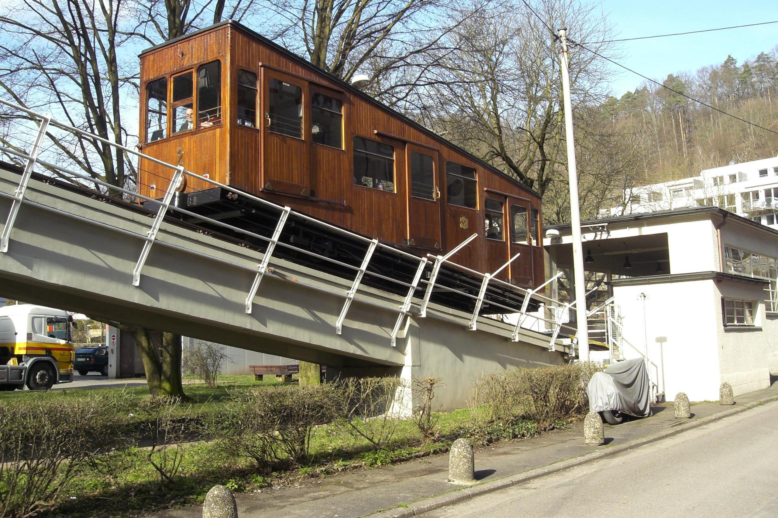 Die Seilbahn fährt über die Brücke an der Talstation. 