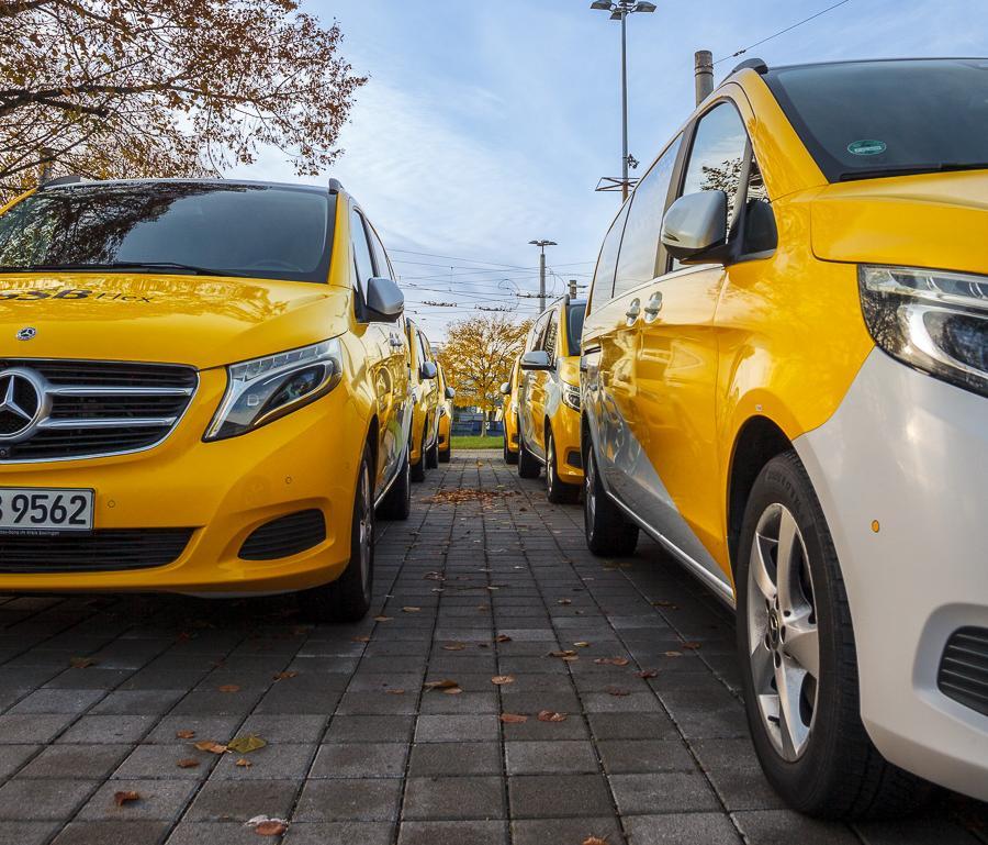 Foto: SSB Flex Fahrzeuge stehen auf dem Betriebsgelände.