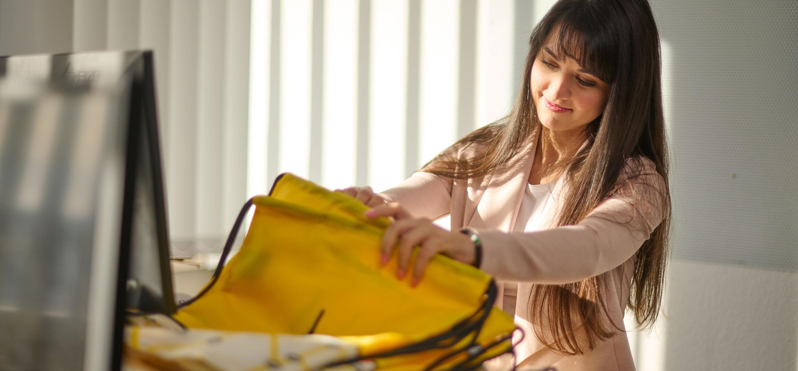 Eine Studierende prüft die Qualität von Tragetaschen.