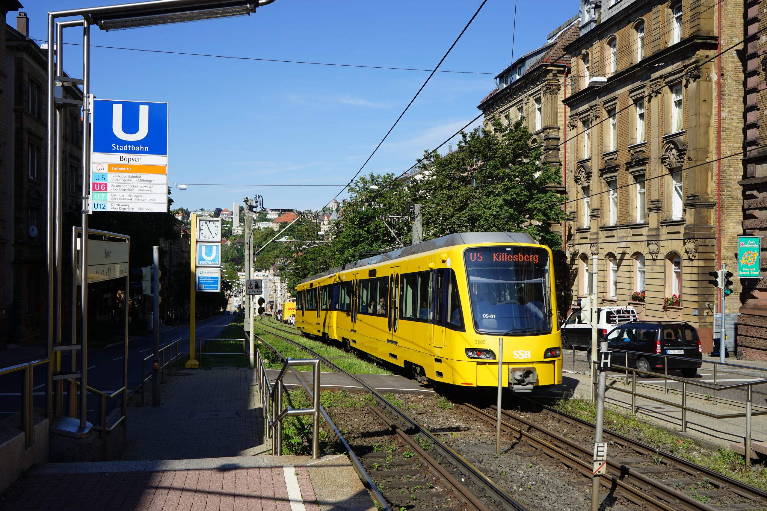 Die Stadtbahnlinie U5 fährt aus einer Haltestelle herua.s
