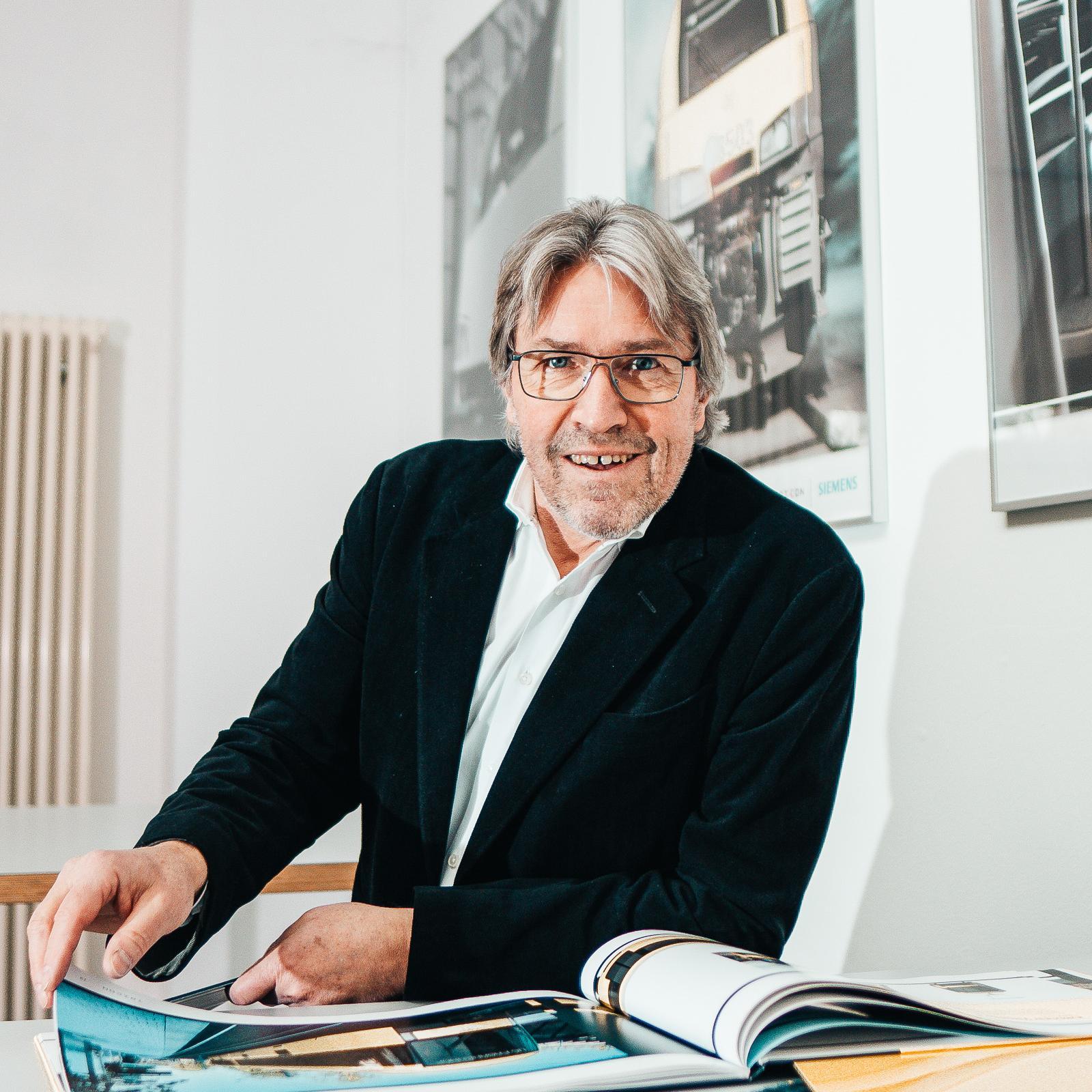 Designer Frank Schuster lächelt.
