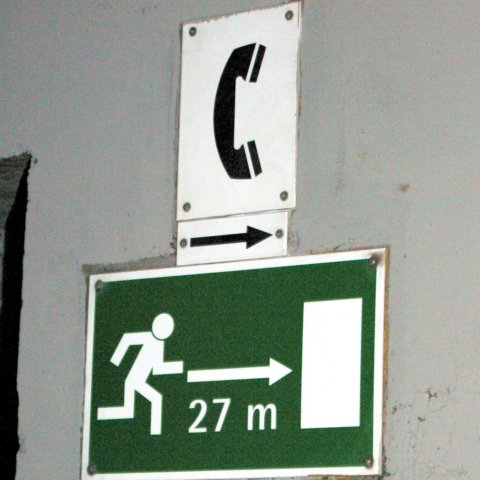 Notausgangschilder in einem Tunnel