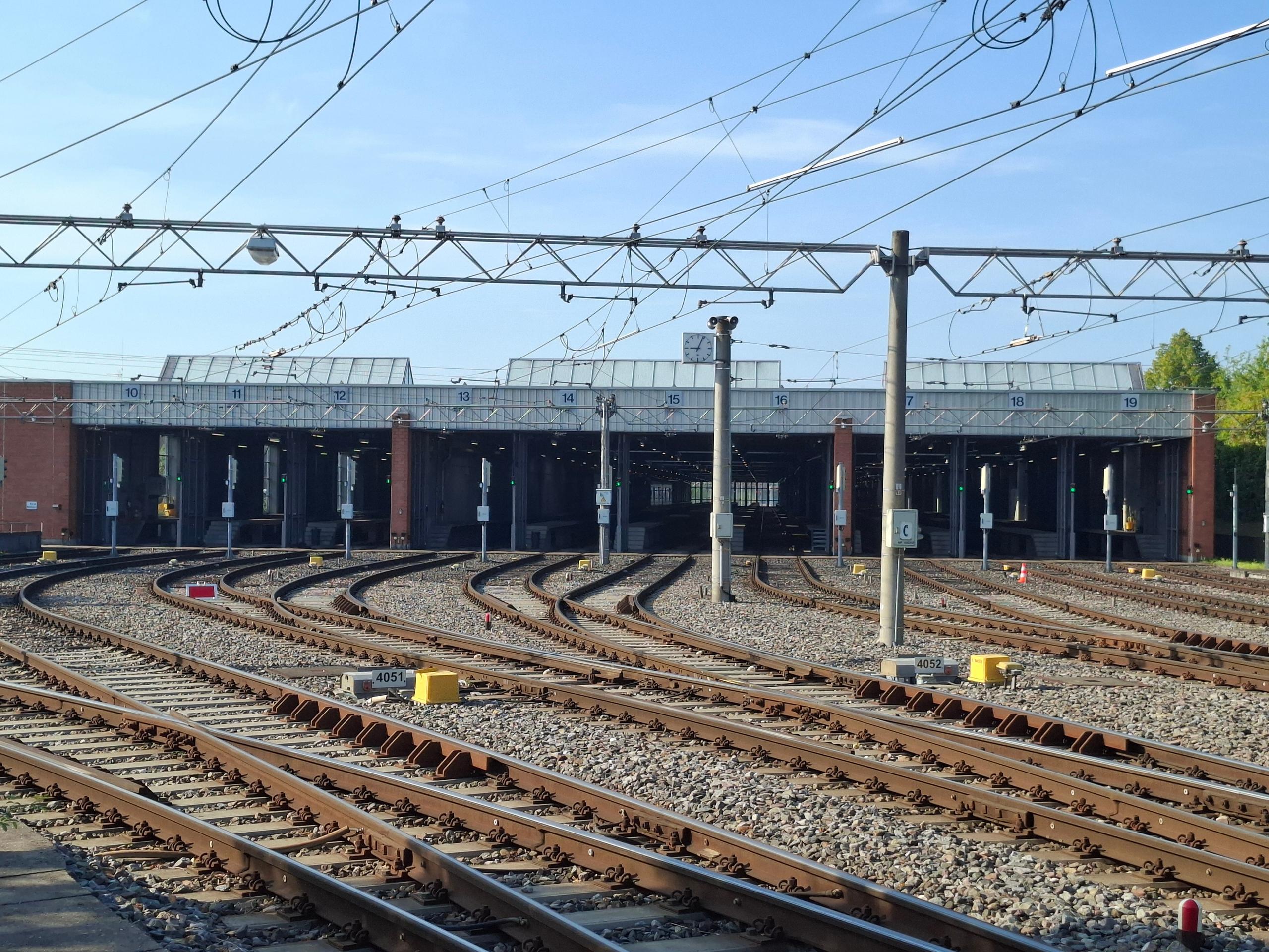Leere Hallen des Stadtbahnbetriebshofs an einem sonnigen Tag.