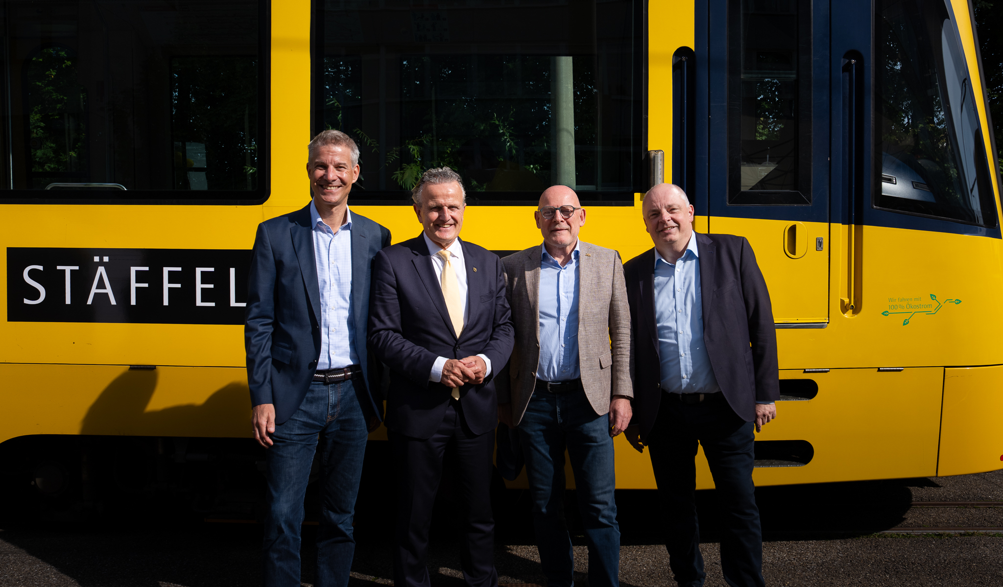 SSB-Vorstände Mathias Hüske und Thomas Moser zusammen mit Oberbürgermeister Dr. Frank Nopper und Verkehrsminister Winfried Hermann