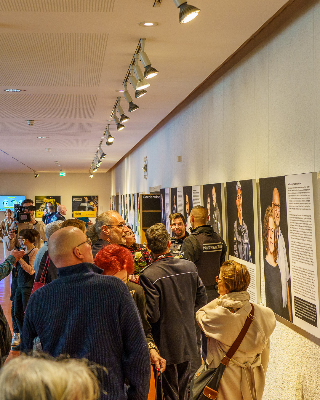 Viele Menschen stehen und unterhalten sich.